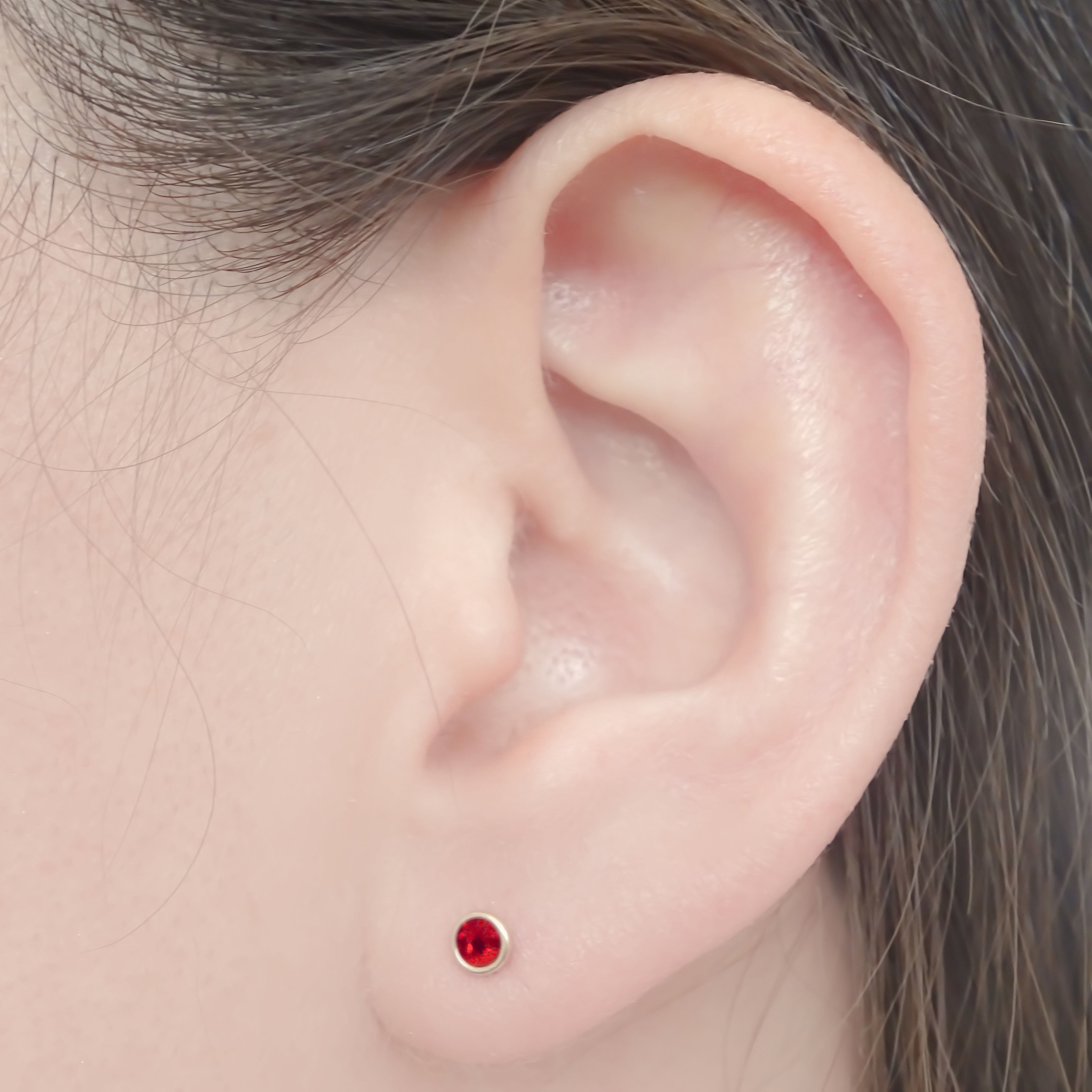 Amor Eterno - Broqueles Bisel Bebé 4 Mm / Aretes Oro 10k / ROJO