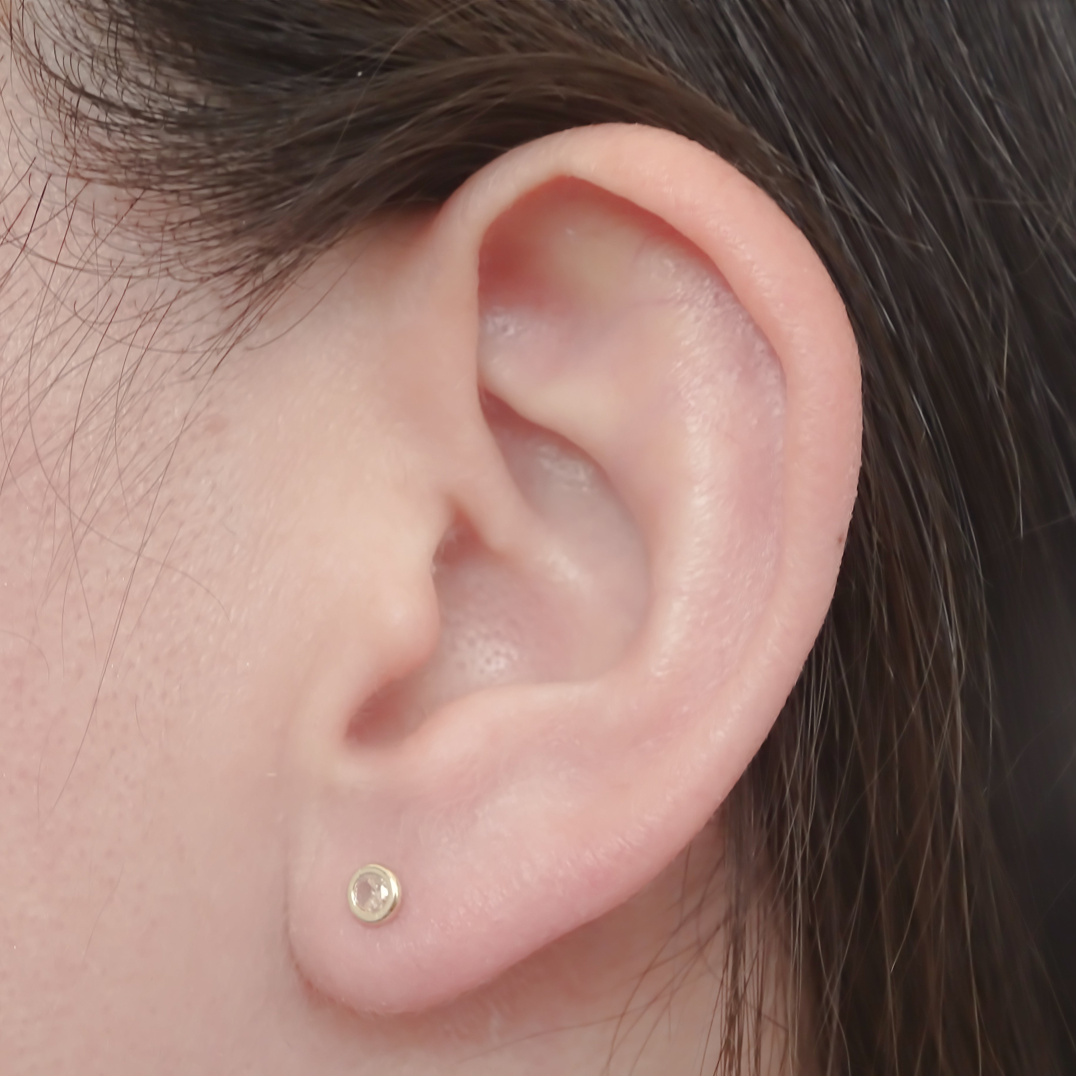 Amor Eterno - Broqueles Bisel Bebé 4 Mm / Aretes Oro 10k / TRANSPARENTE