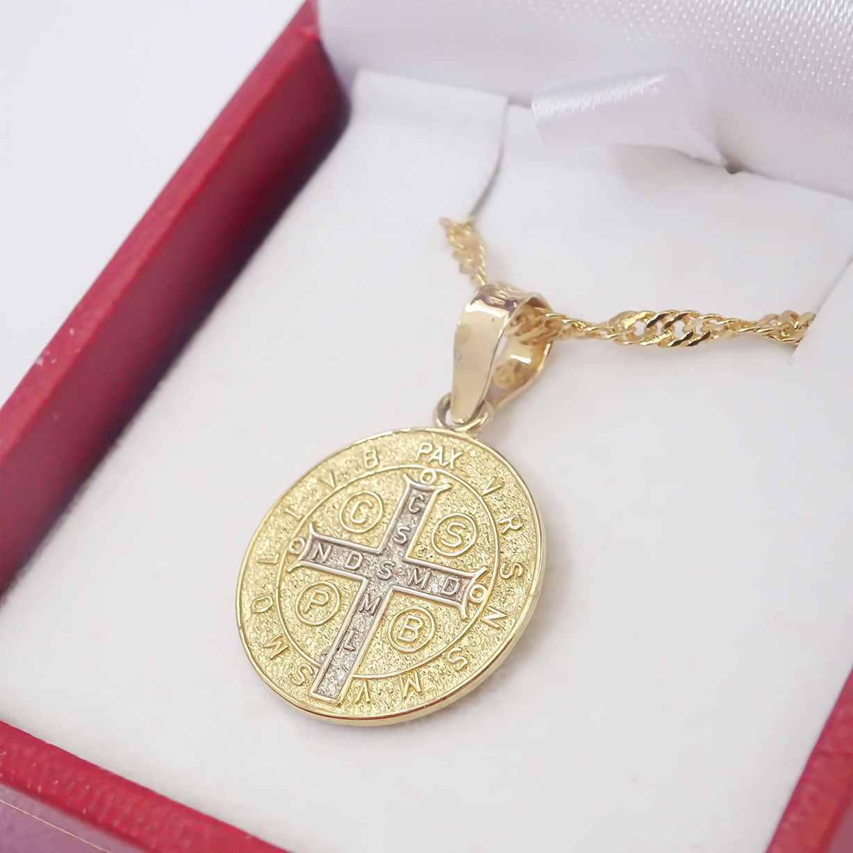 Amor Eterno - Dije Medalla San Benito / 2 Oros 10k + Cadena de Regalo