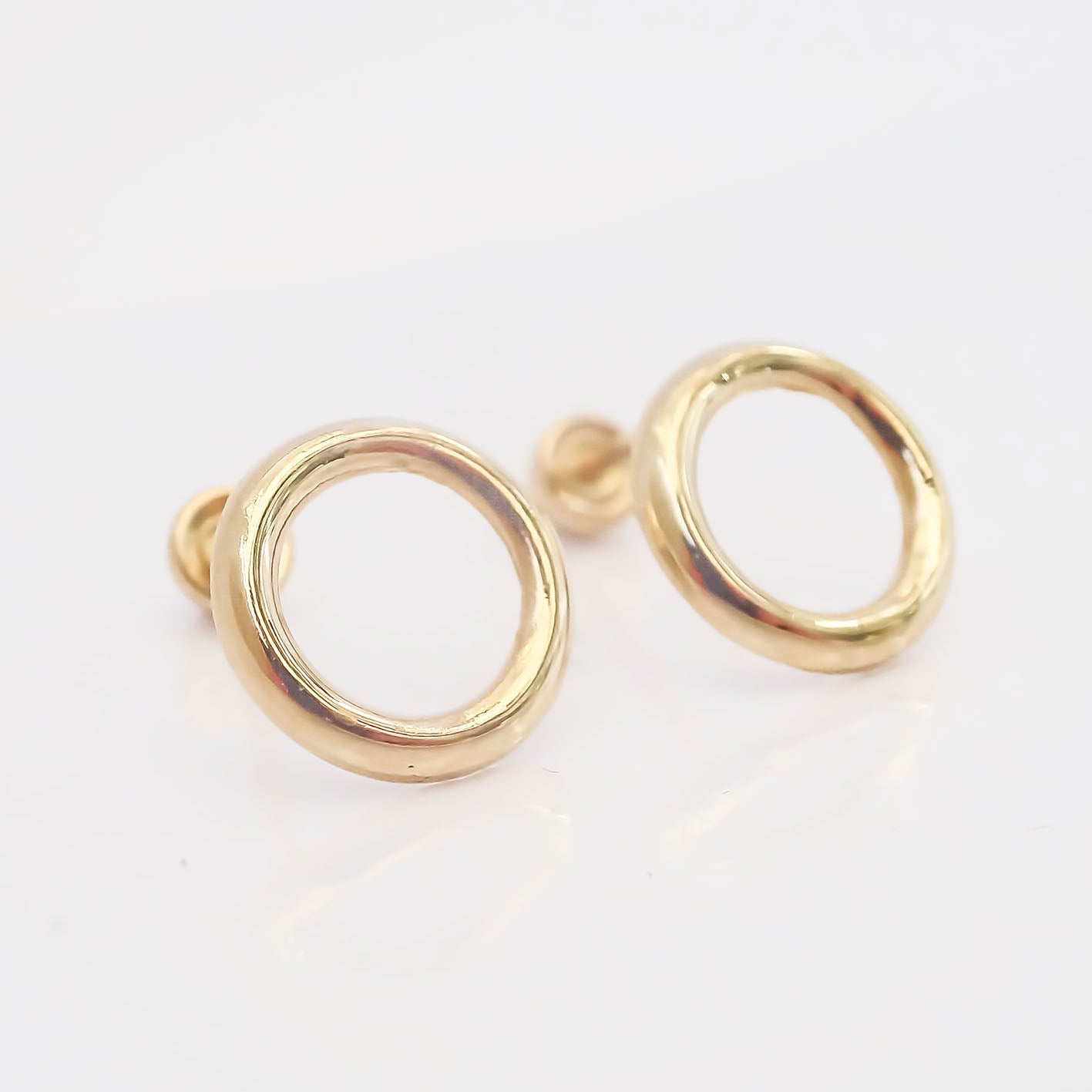 Amor Eterno - Broqueles / Circulo Elegante Silueta / Oro 10k