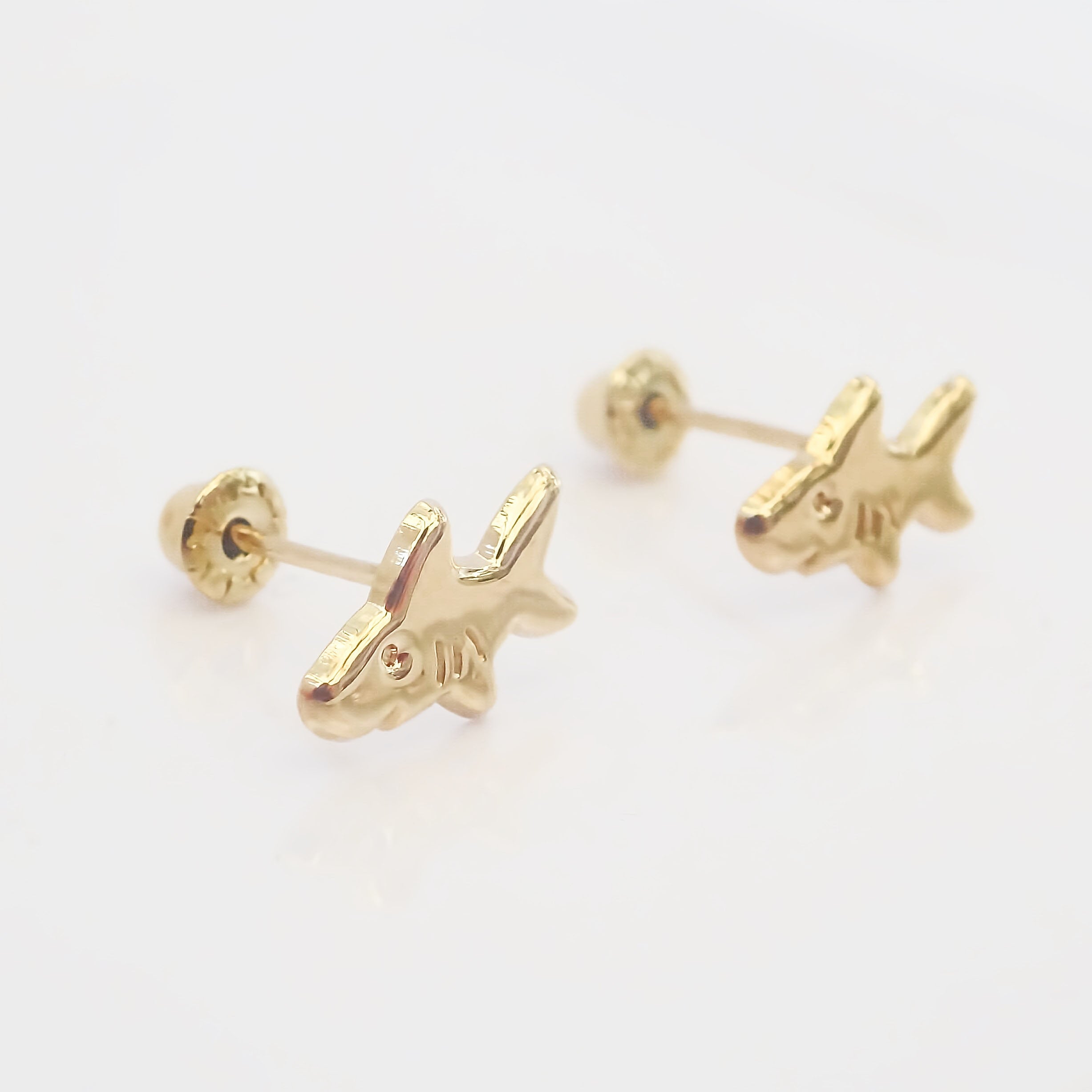 Amor Eterno - Broqueles Tiburón Playa / Aretes Oro 10k