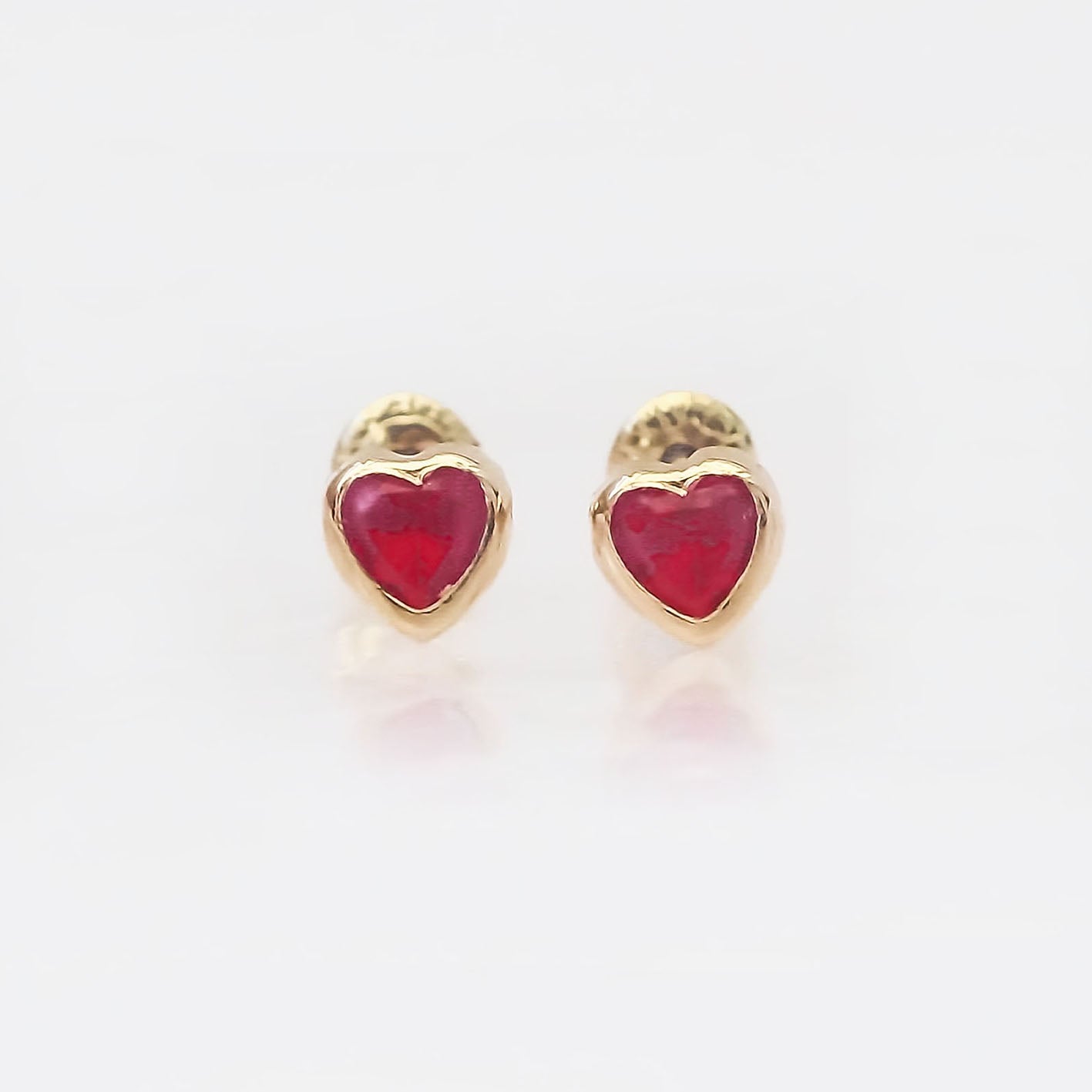 Amor Eterno - Broquel Corazón Bisel Mini Bebé Aretes Oro 10k - Rojo