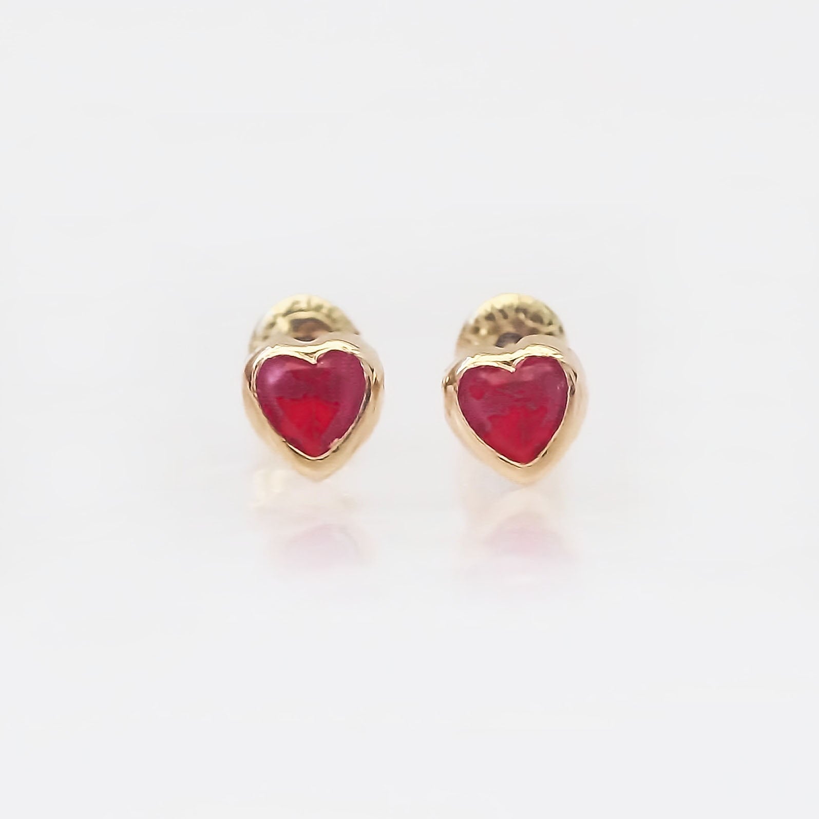 Amor Eterno - Broquel Corazón Bisel Mini Bebé Aretes Oro 10k - Rojo