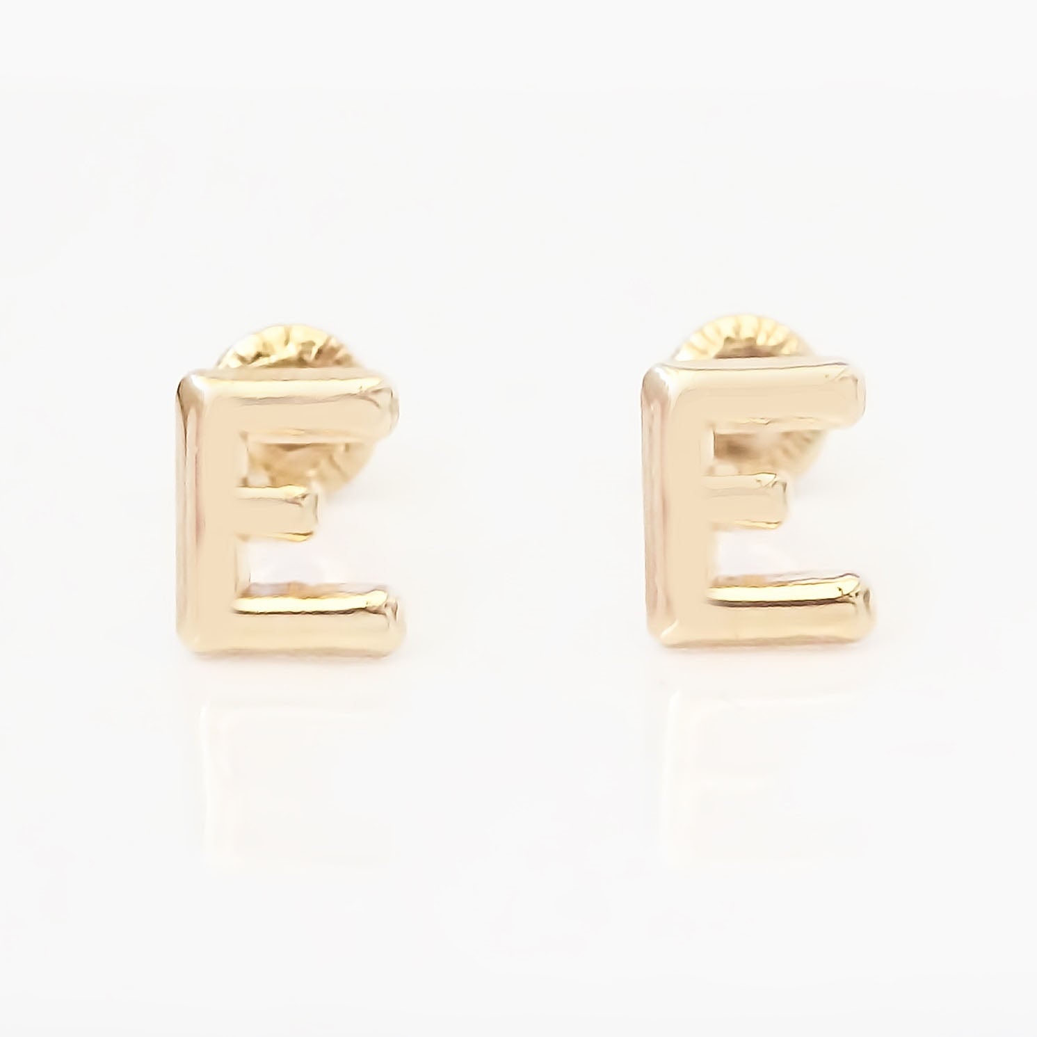 Amor Eterno - Broqueles Par Letra Inicial / Aretes / Oro 10k / E