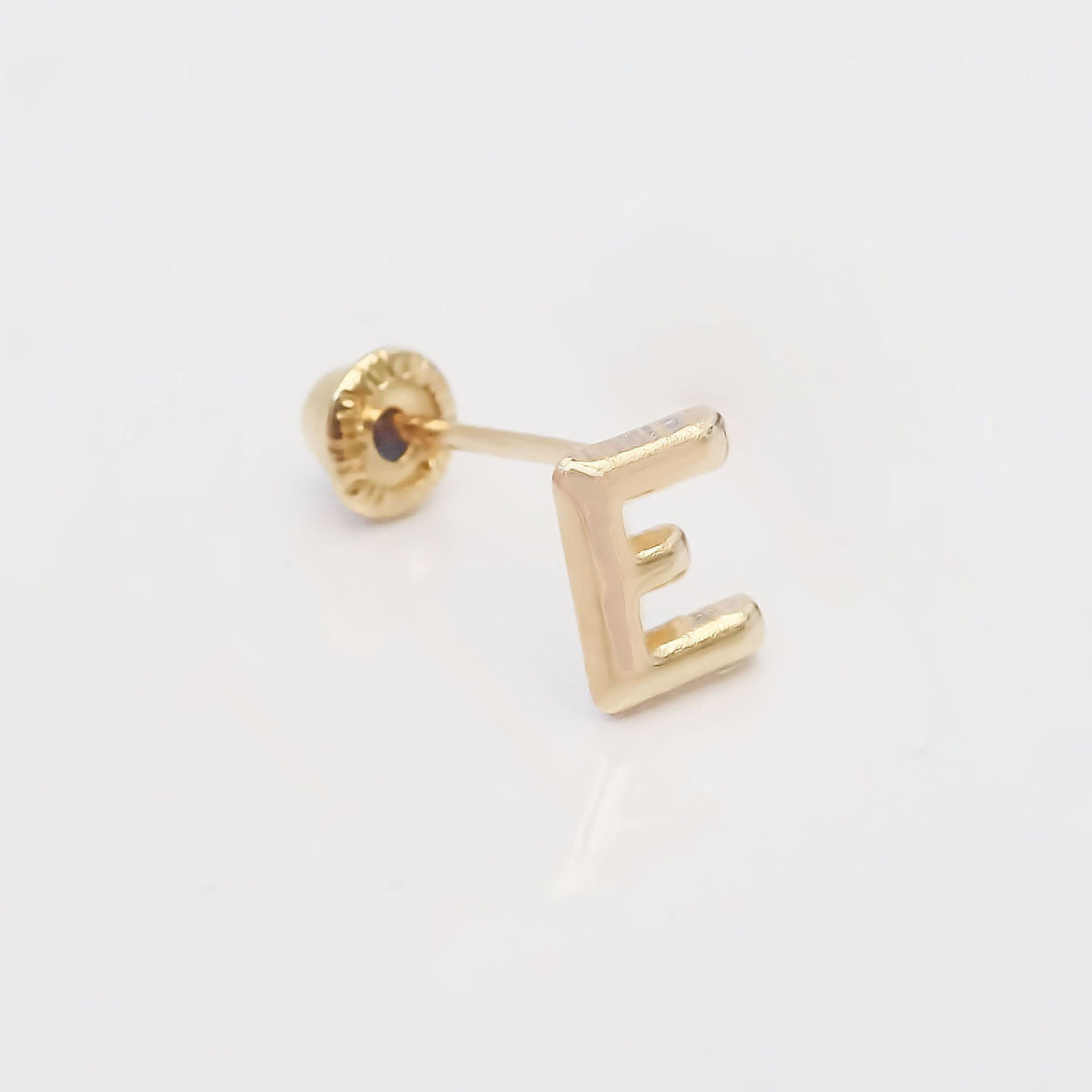 Amor Eterno - Broqueles Una Inicial Letra / Aretes / Oro 10k / E