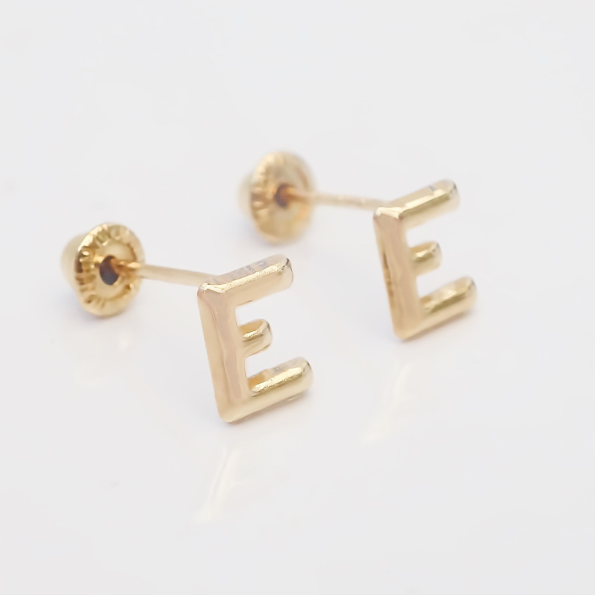 Amor Eterno - Broqueles Par Letra Inicial / Aretes / Oro 10k / E