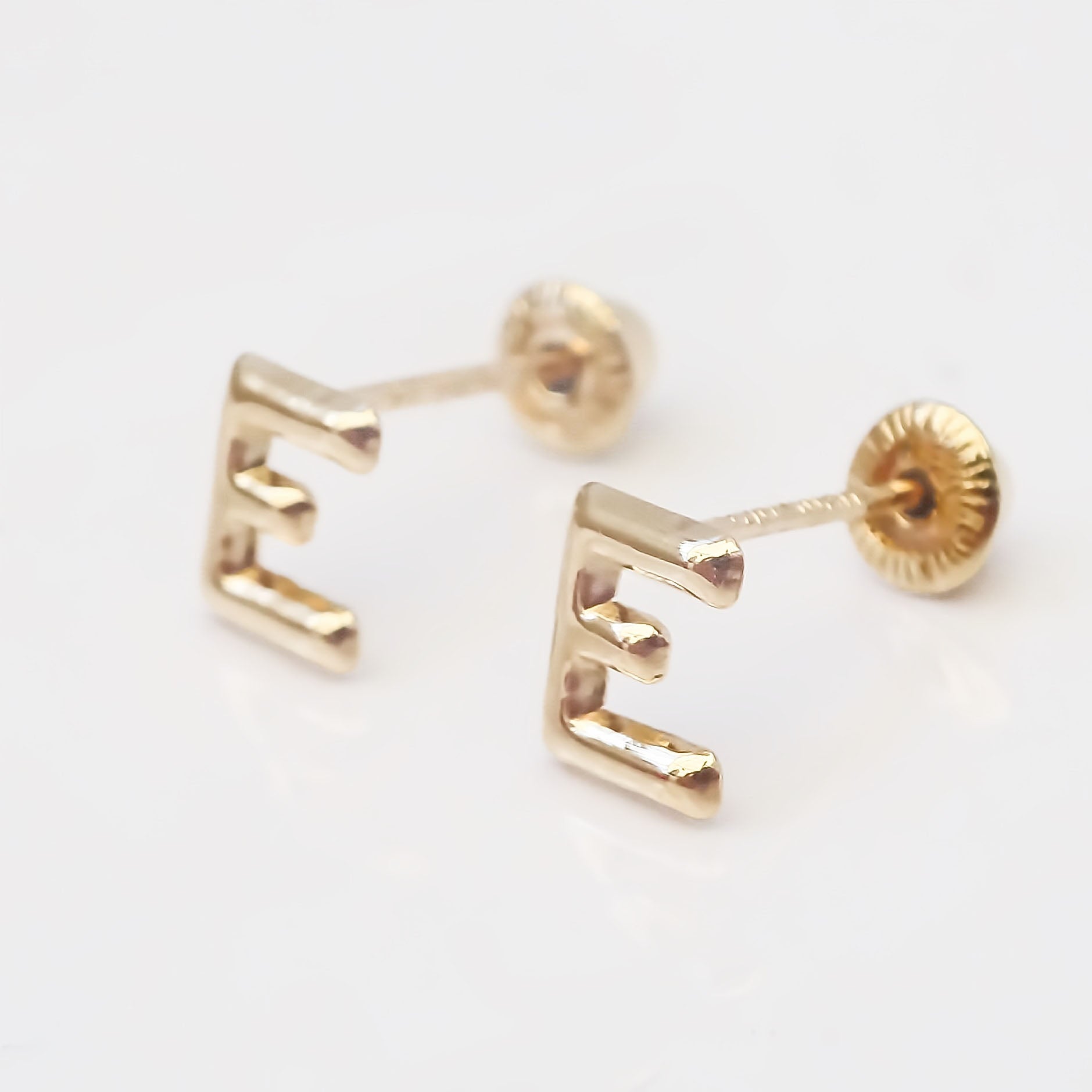 Amor Eterno - Broqueles Par Letra Inicial / Aretes / Oro 10k / E