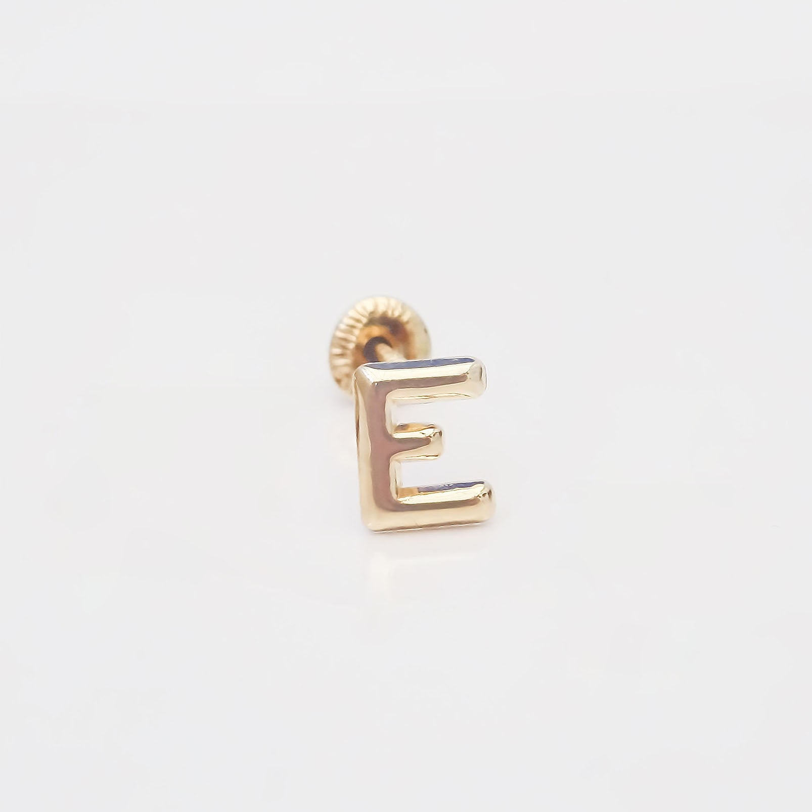Amor Eterno - Broqueles Una Inicial Letra / Aretes / Oro 10k / E