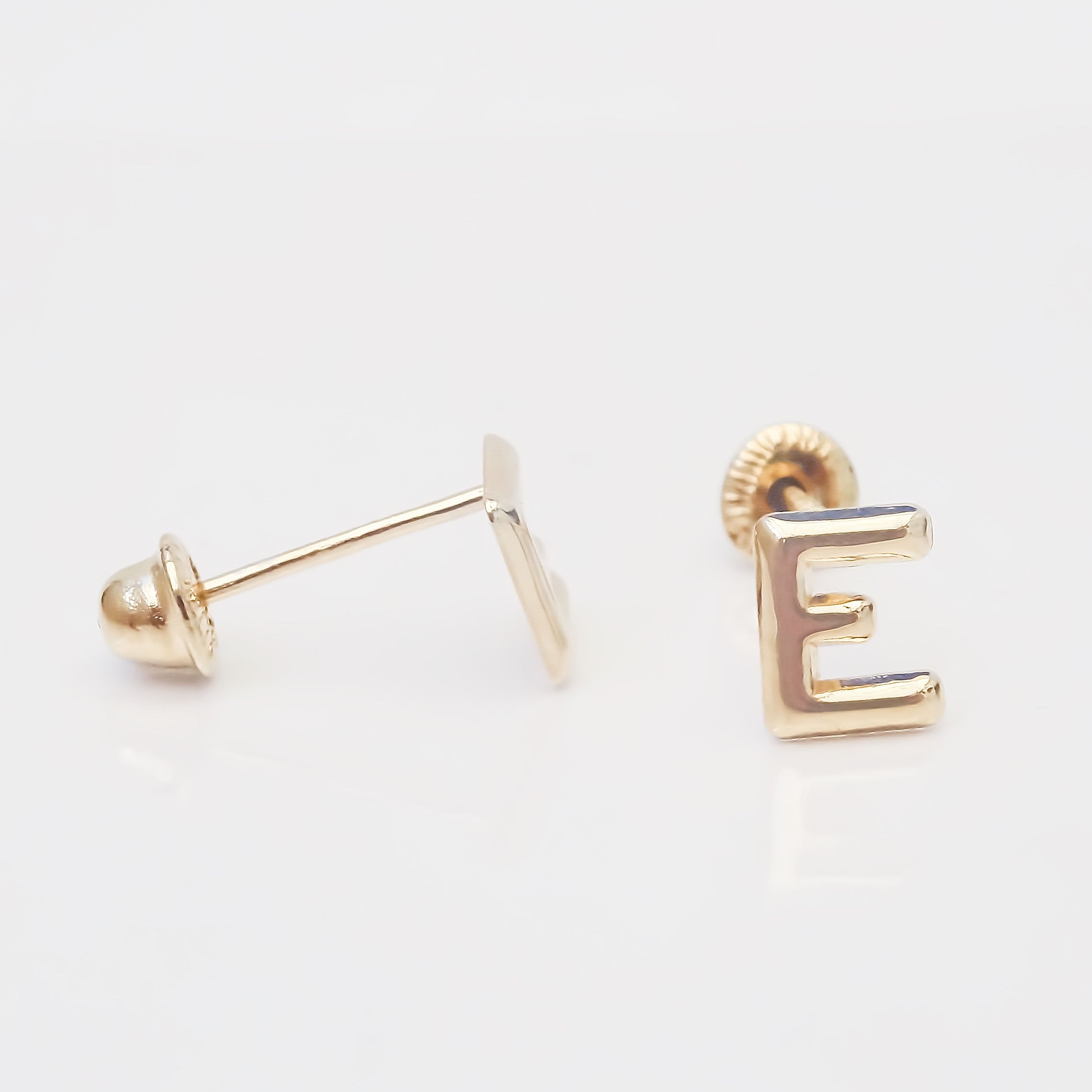 Amor Eterno - Broqueles Par Letra Inicial / Aretes / Oro 10k / E