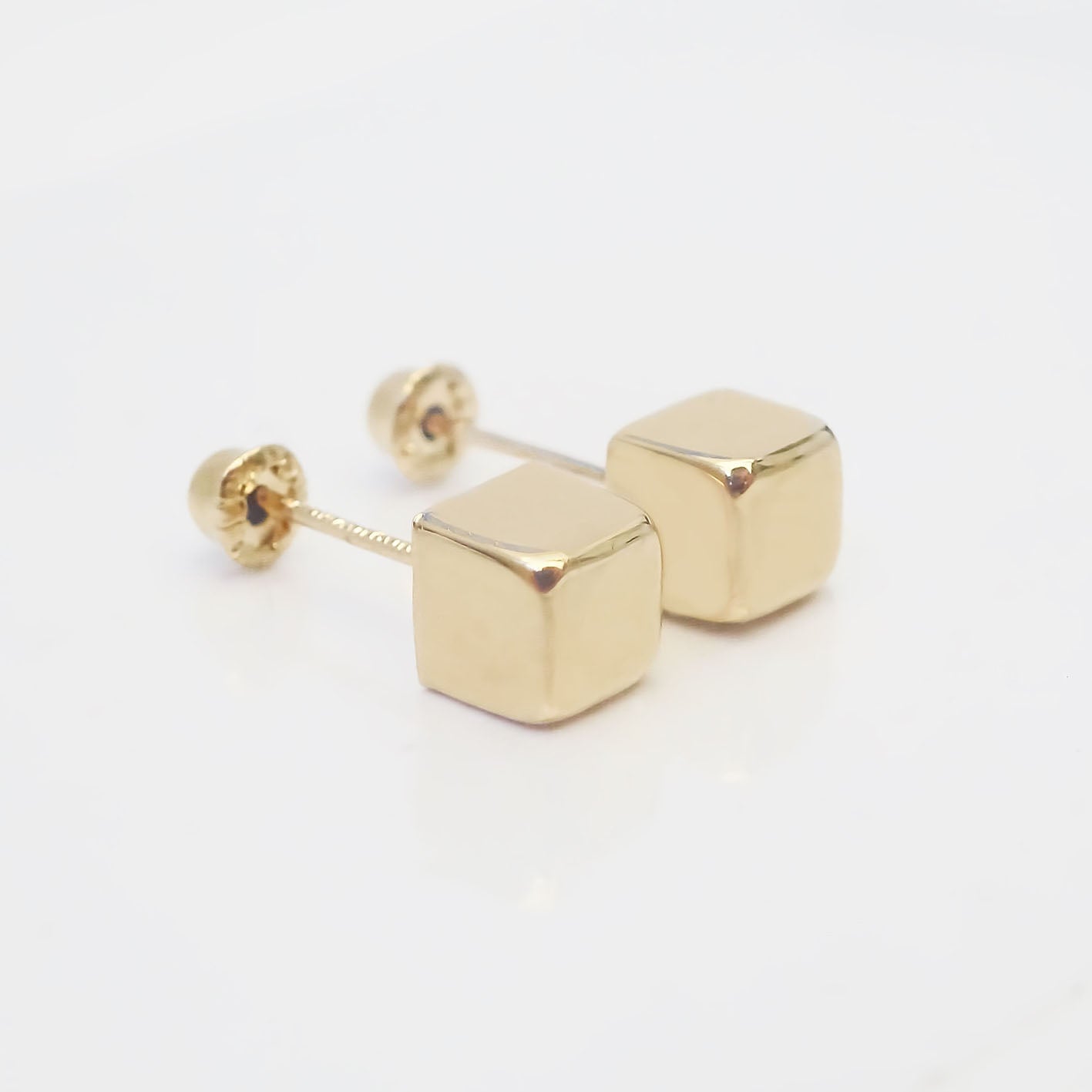 Amor Eterno - Broqueles Cubo Dado Aretes / Oro 10k