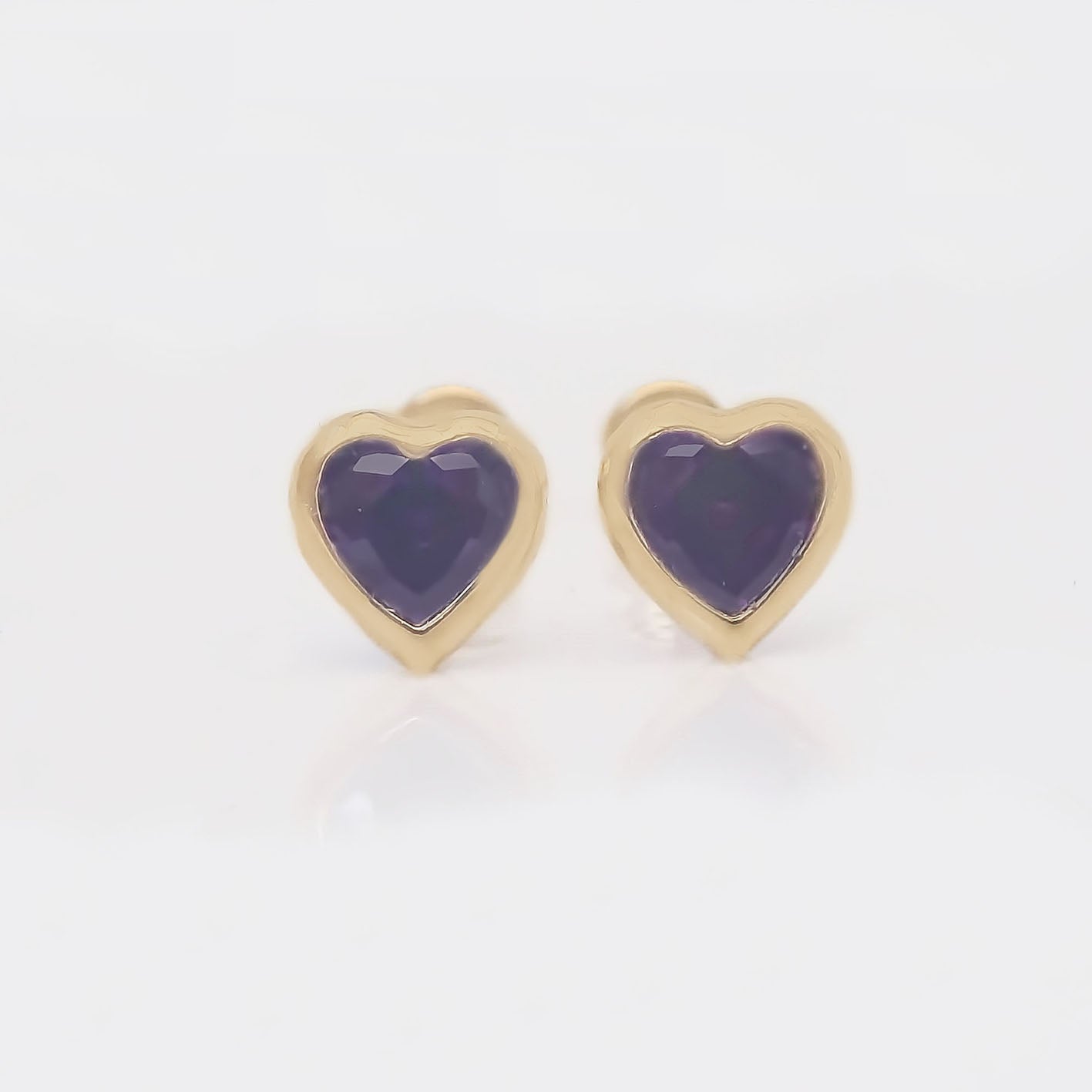 Amor Eterno - Broquel Corazón Bisel #4 / Aretes Oro 10k / Morado