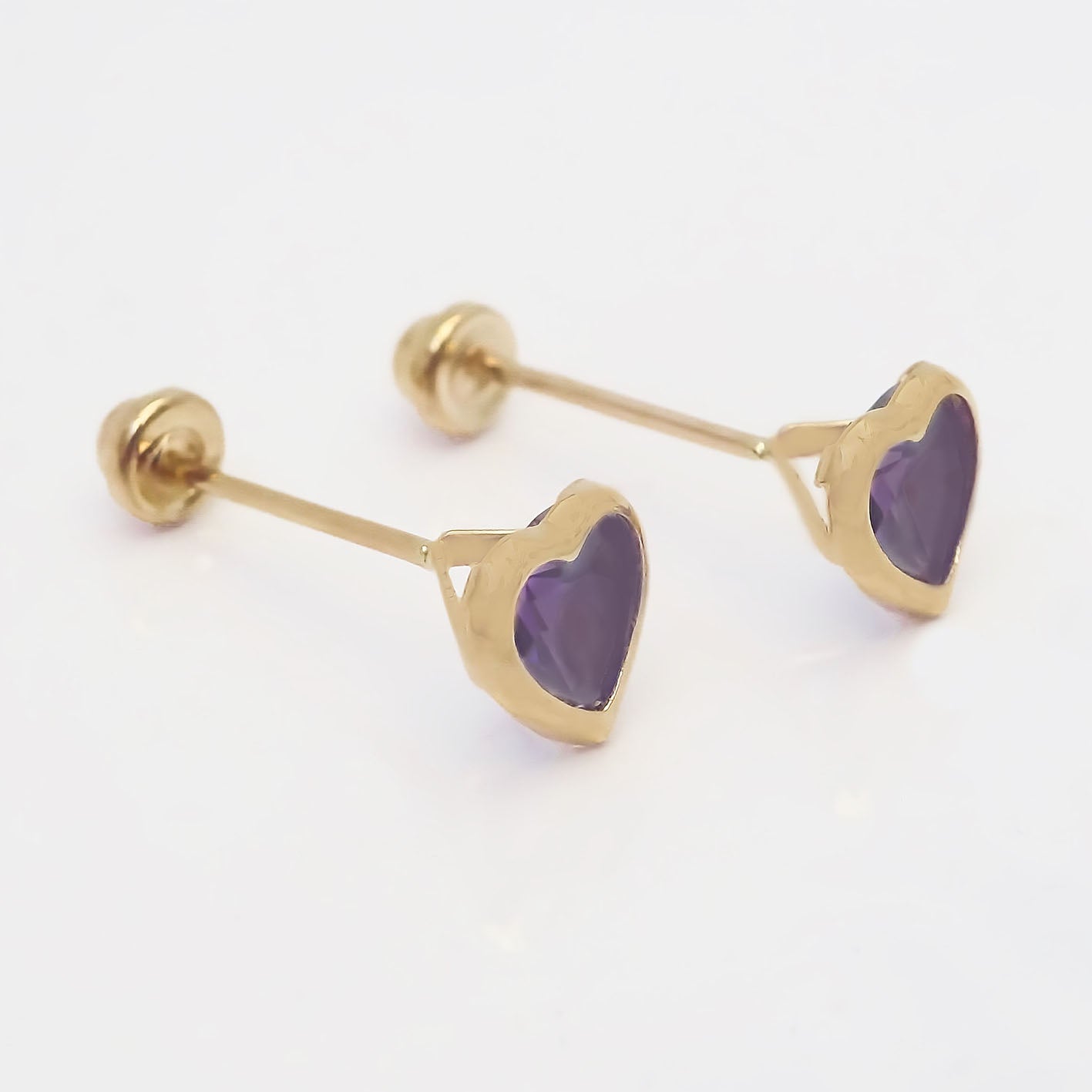 Amor Eterno - Broquel Corazón Bisel #4 / Aretes Oro 10k / Morado