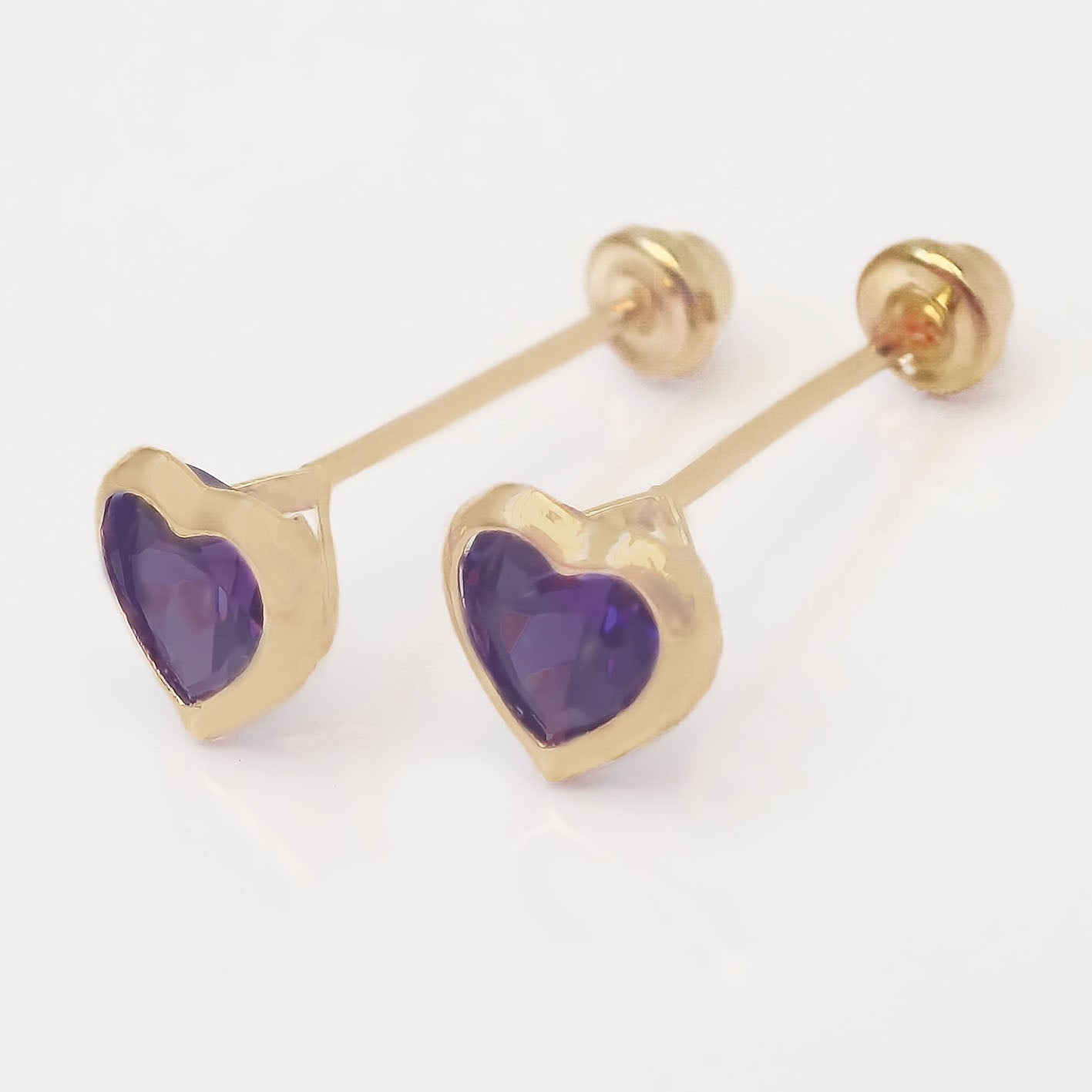 Amor Eterno - Broquel Corazón Bisel #4 / Aretes Oro 10k / Morado