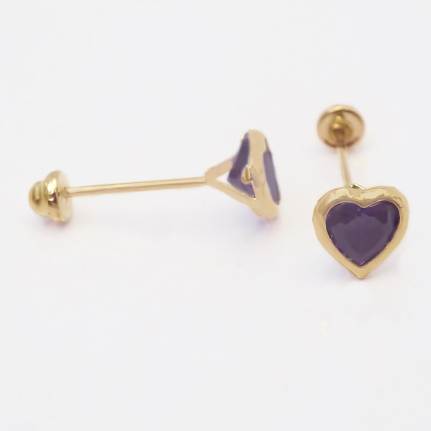 Amor Eterno - Broquel Corazón Bisel #4 / Aretes Oro 10k / Morado