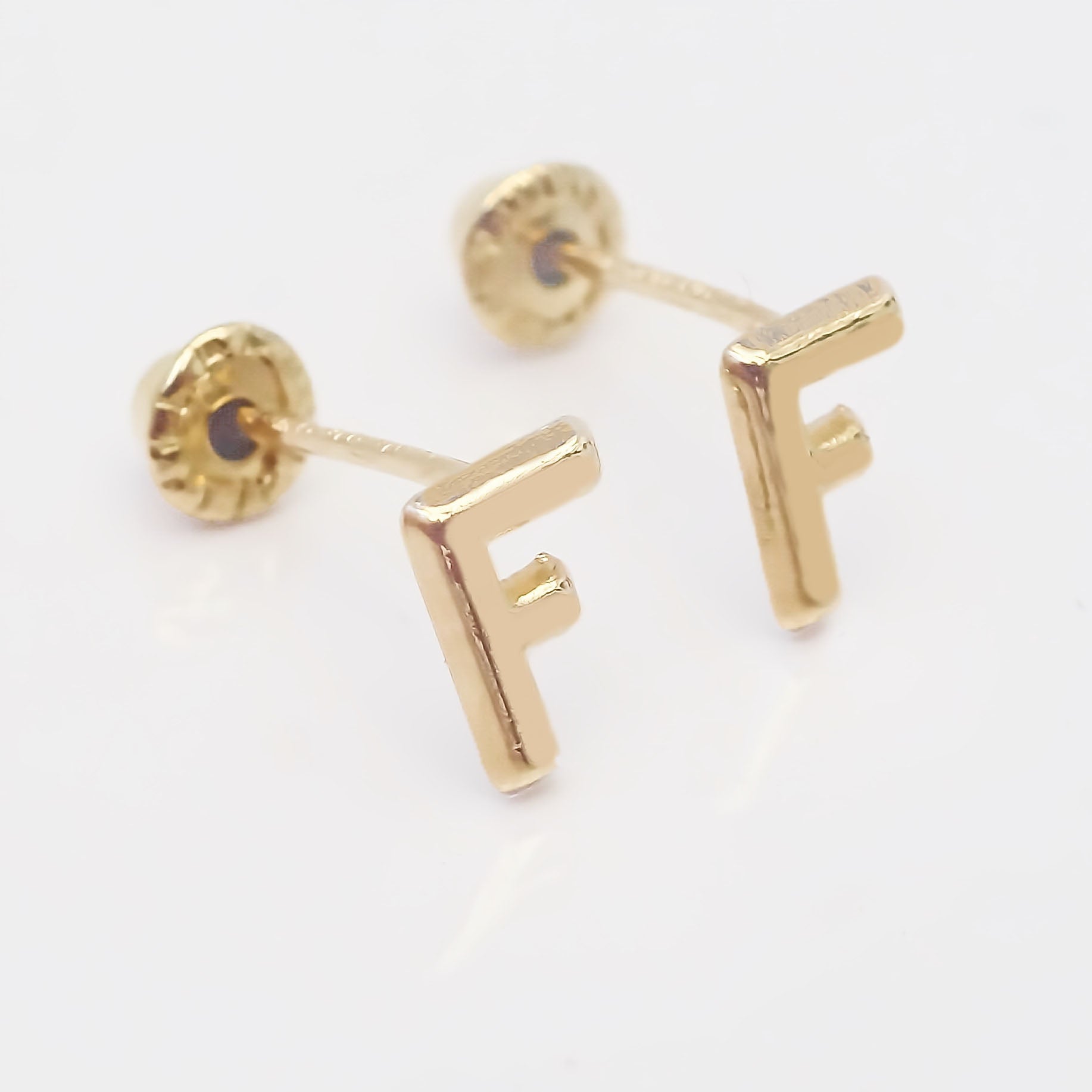 Amor Eterno - Broqueles Par Letra Inicial / Aretes / Oro 10k / F