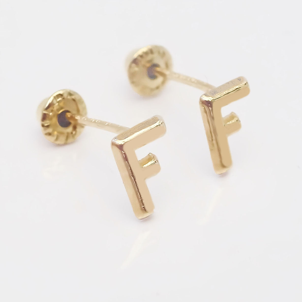 Amor Eterno - Broqueles Par Letra Inicial / Aretes / Oro 10k / F