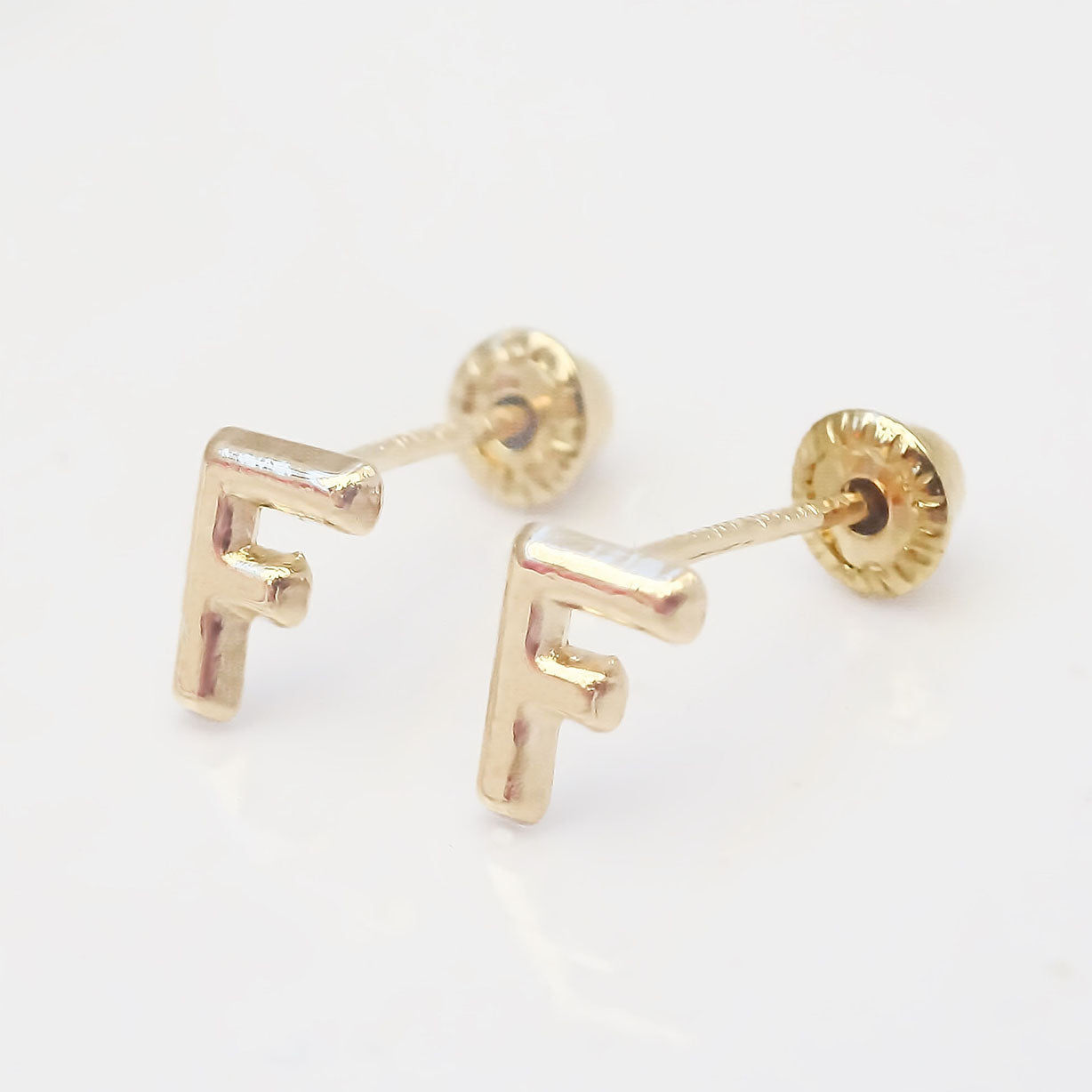 Amor Eterno - Broqueles Par Letra Inicial / Aretes / Oro 10k / F