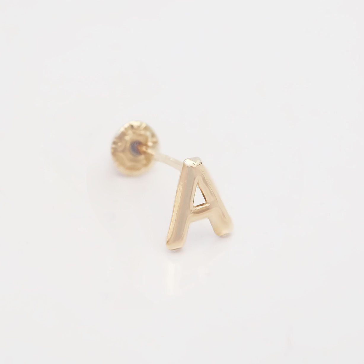 Amor Eterno - Broqueles Una Inicial Letra / Aretes / Oro 10k / A