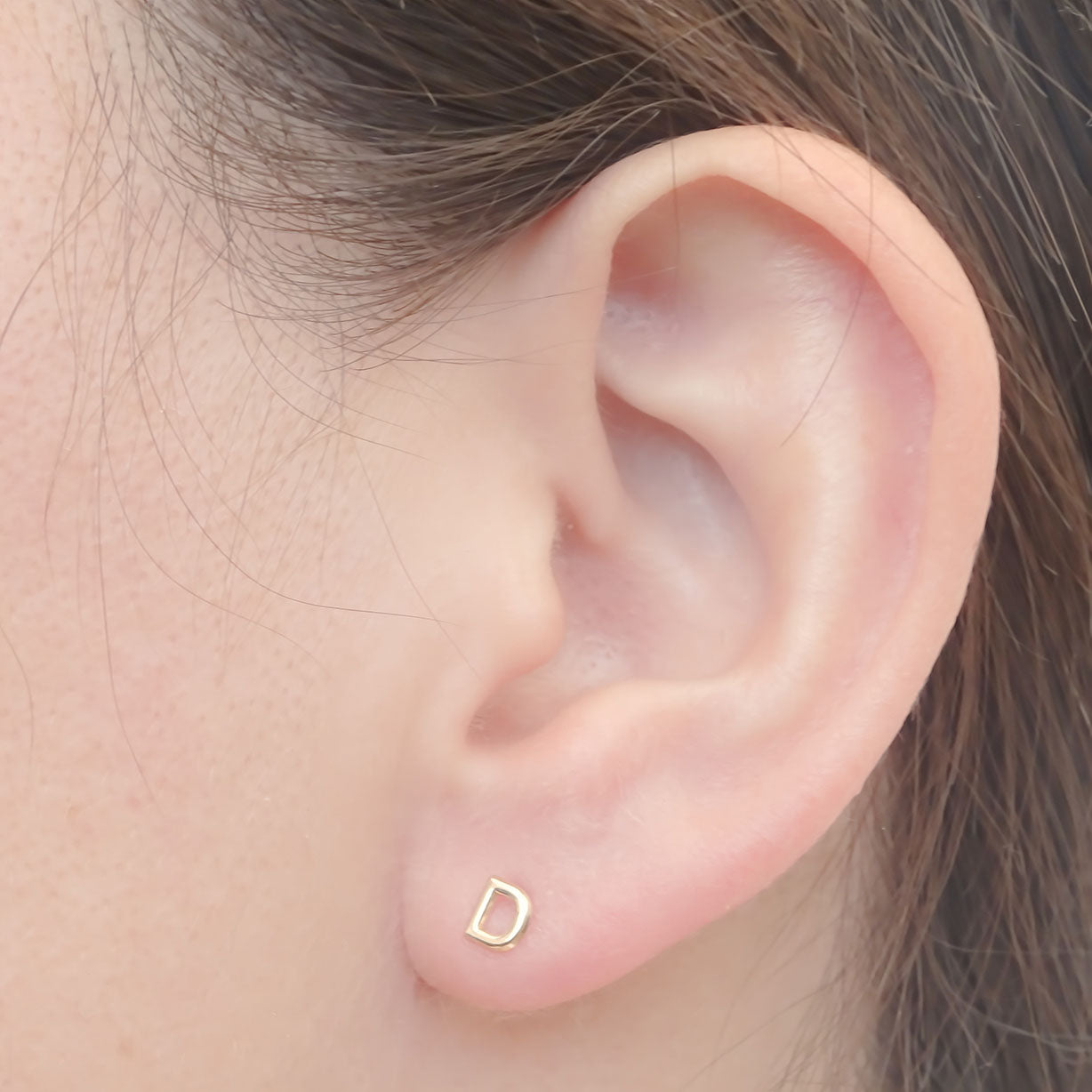 Amor Eterno - Broqueles Una Inicial Letra / Aretes / Oro 10k / D