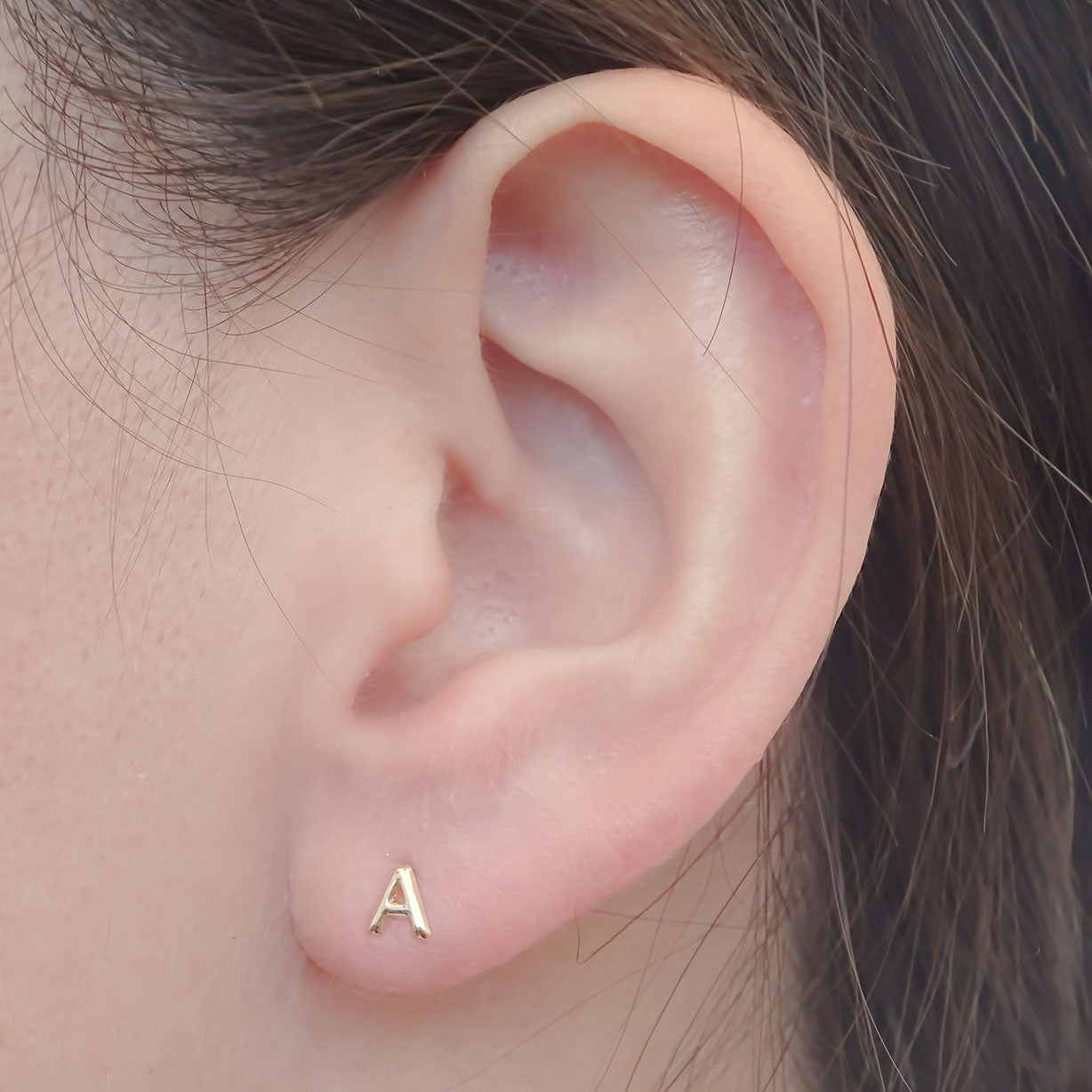 Amor Eterno - Broqueles Una Inicial Letra / Aretes / Oro 10k / A