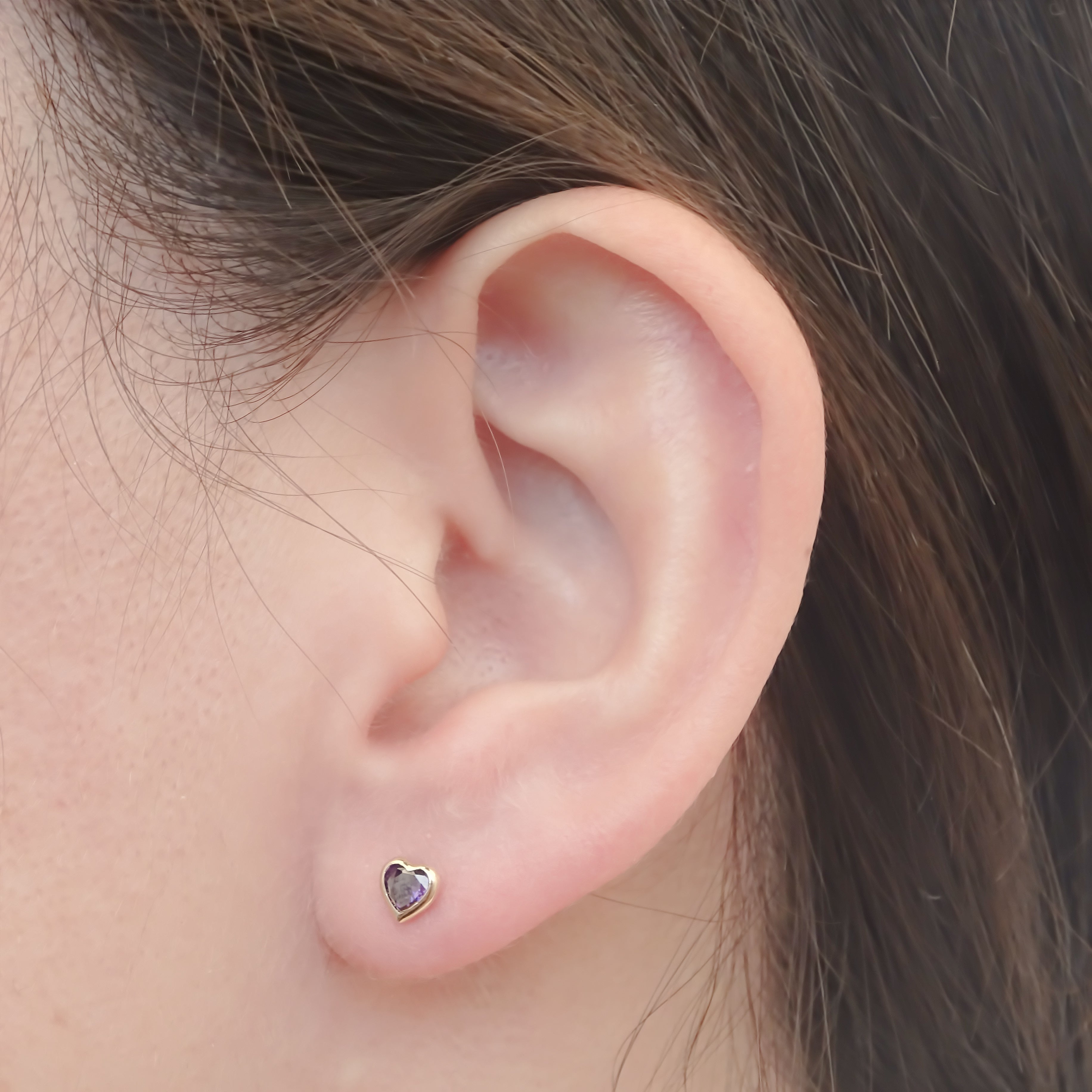 Amor Eterno - Broquel Corazón Bisel #4 / Aretes Oro 10k / Morado