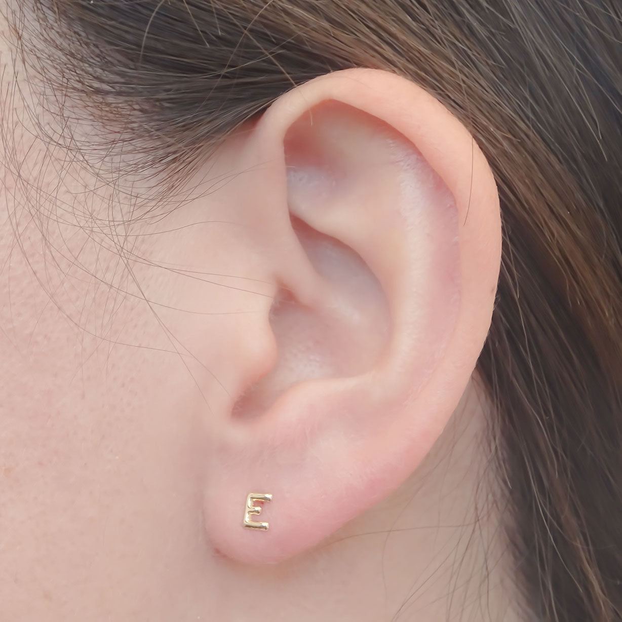 Amor Eterno - Broqueles Una Inicial Letra / Aretes / Oro 10k / E