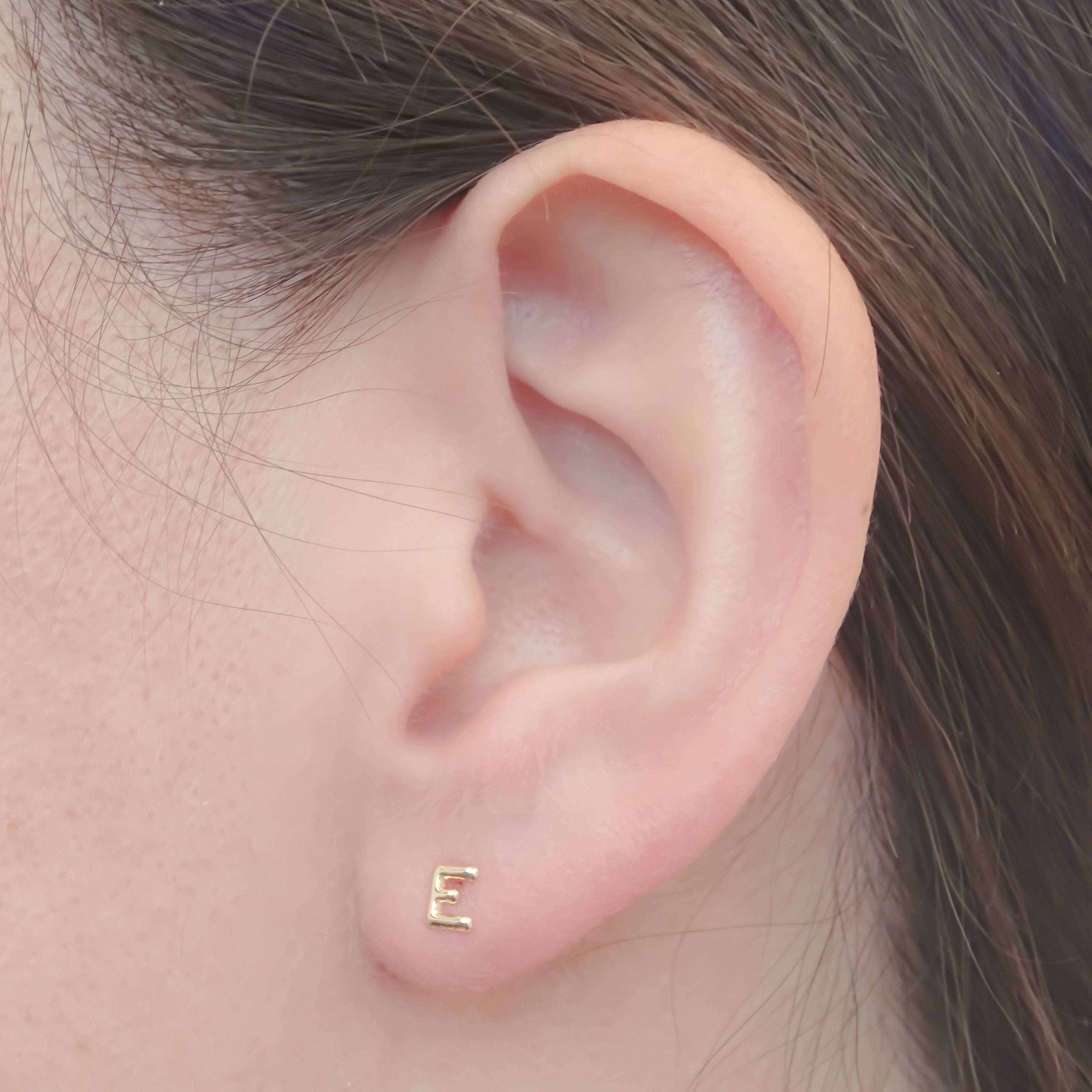 Amor Eterno - Broqueles Par Letra Inicial / Aretes / Oro 10k / E