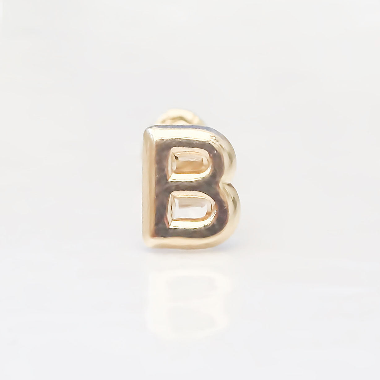 Amor Eterno - Broqueles Una Inicial Letra / Aretes / Oro 10k / B