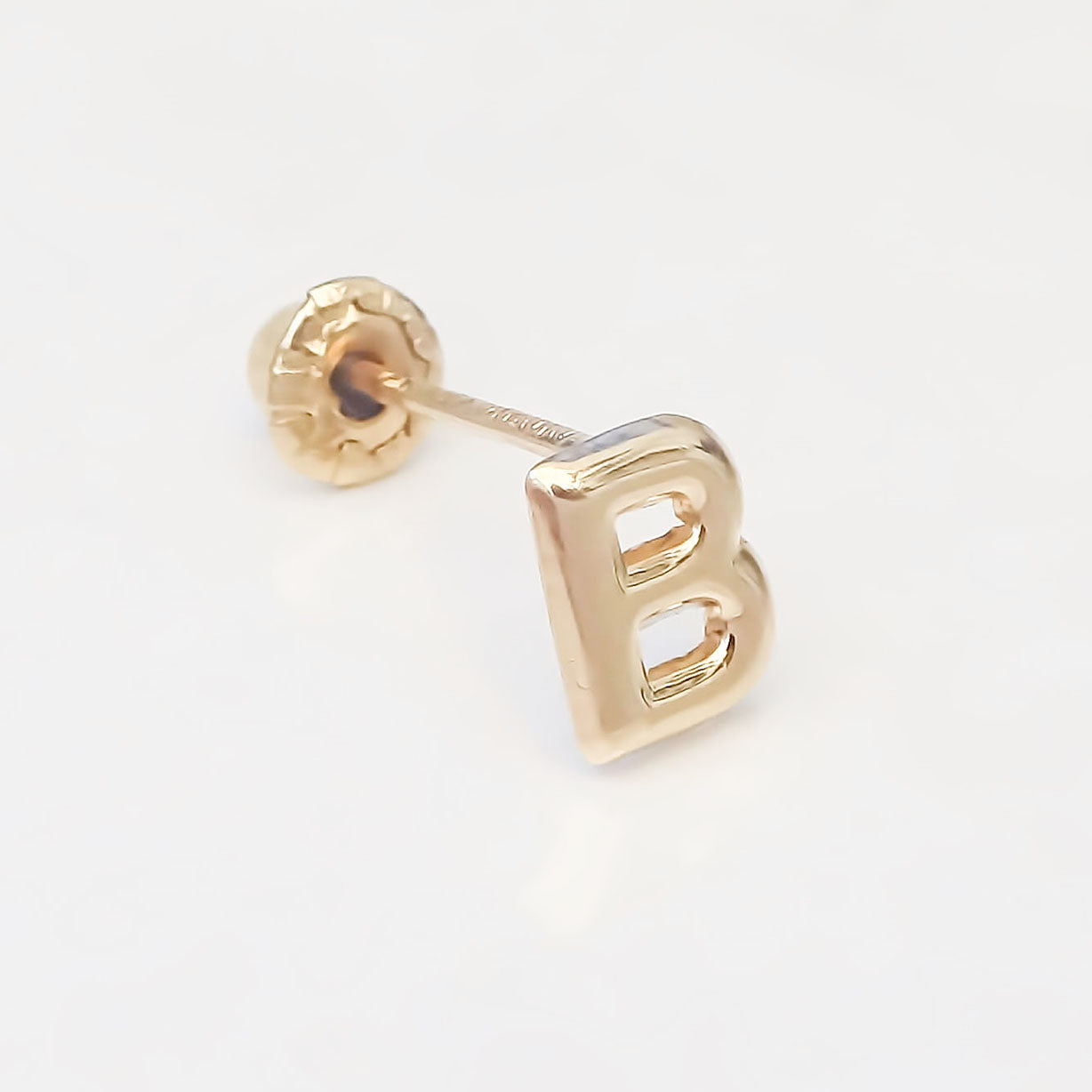 Amor Eterno - Broqueles Una Inicial Letra / Aretes / Oro 10k / B