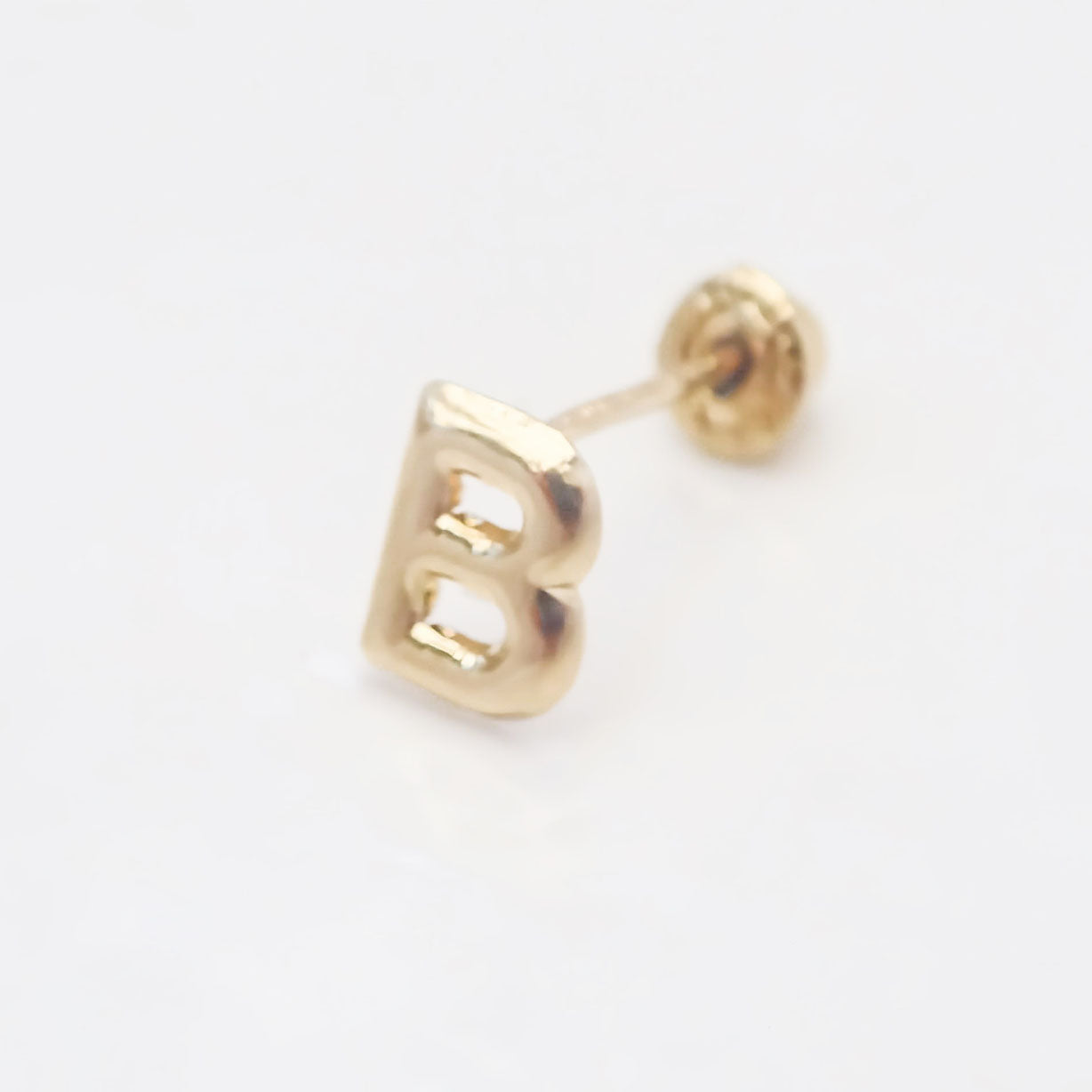 Amor Eterno - Broqueles Una Inicial Letra / Aretes / Oro 10k / B