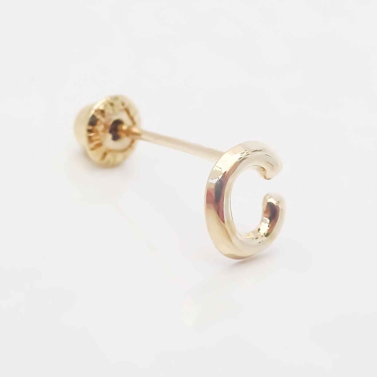 Amor Eterno - Broqueles Una Inicial Letra / Aretes / Oro 10k / C