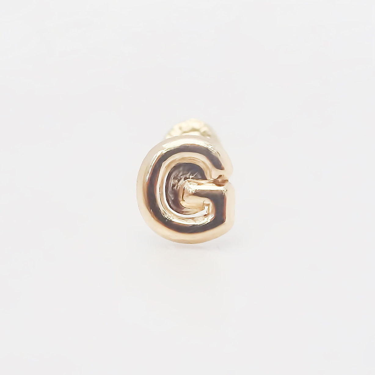 Amor Eterno - Broqueles Una Inicial Letra / Aretes / Oro 10k / G