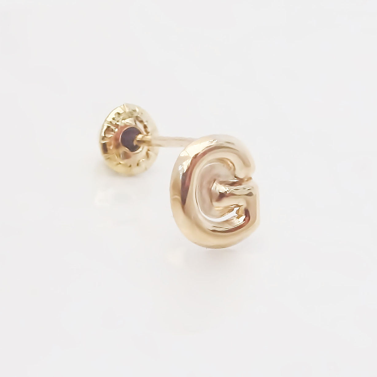 Amor Eterno - Broqueles Una Inicial Letra / Aretes / Oro 10k / G