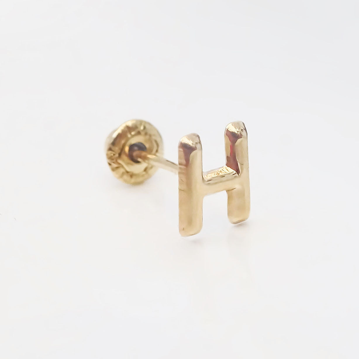 Amor Eterno - Broqueles Una Inicial Letra / Aretes / Oro 10k / H