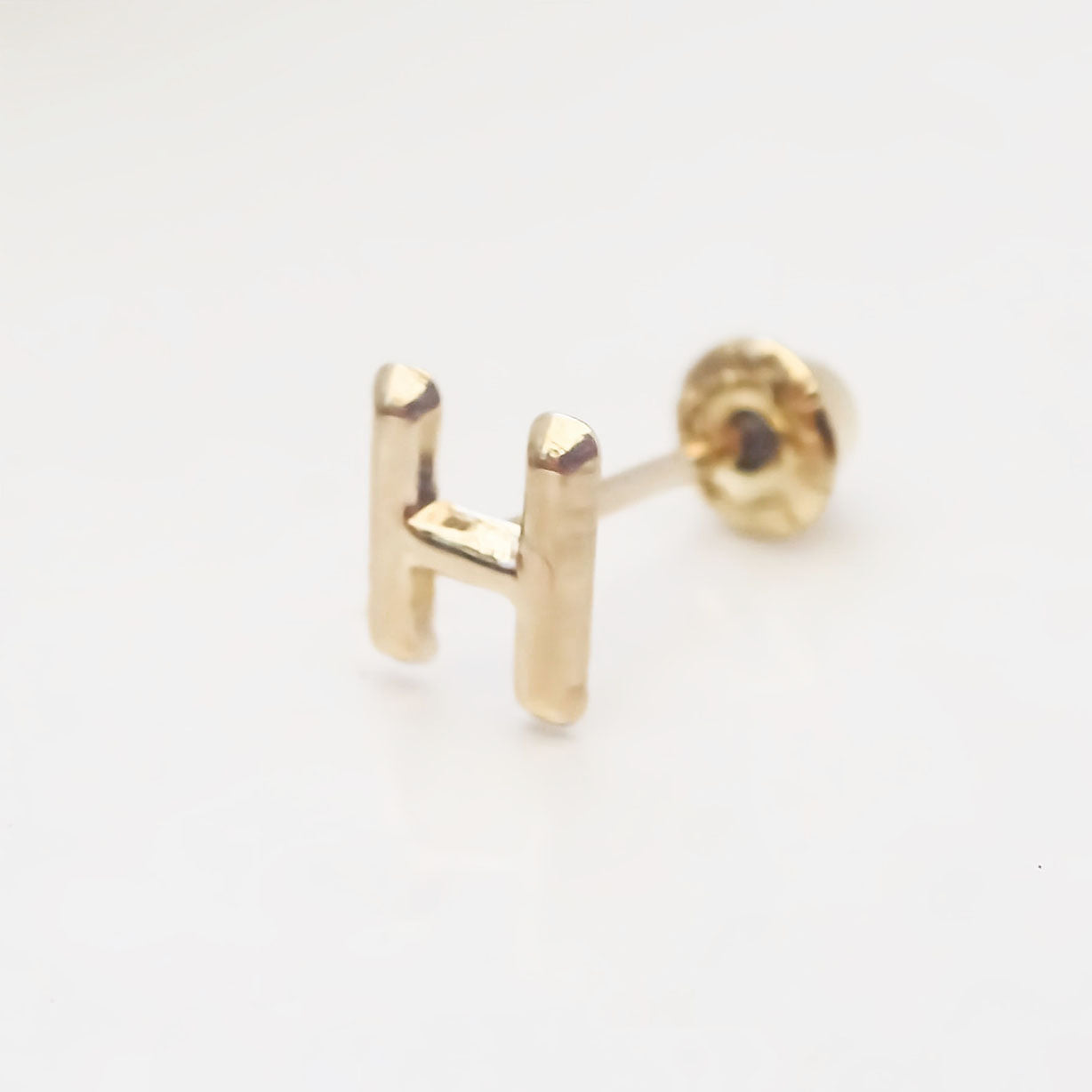 Amor Eterno - Broqueles Una Inicial Letra / Aretes / Oro 10k / H