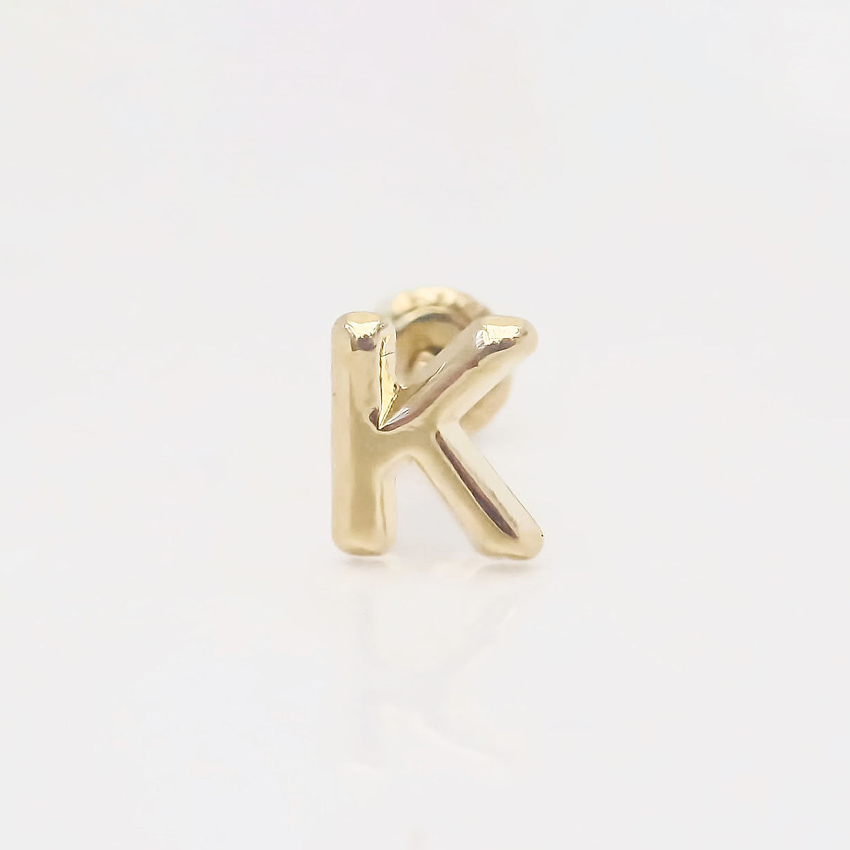 Amor Eterno - Broqueles Una Inicial Letra / Aretes / Oro 10k / K