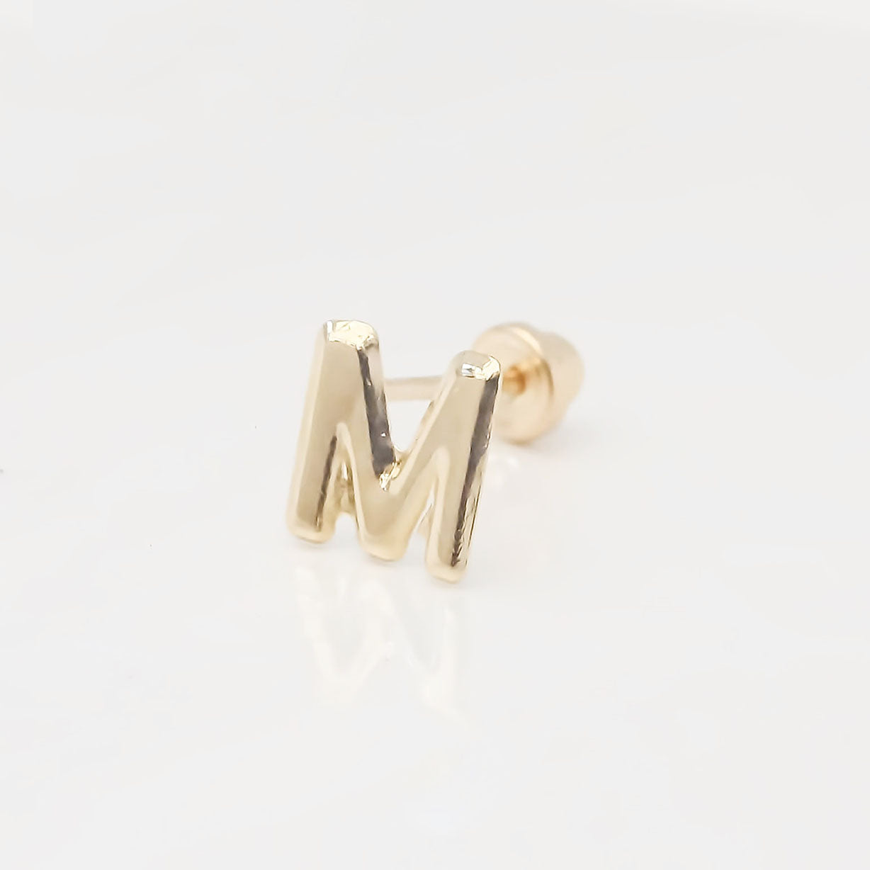 Amor Eterno - Broqueles Una Inicial Letra / Aretes / Oro 10k / M