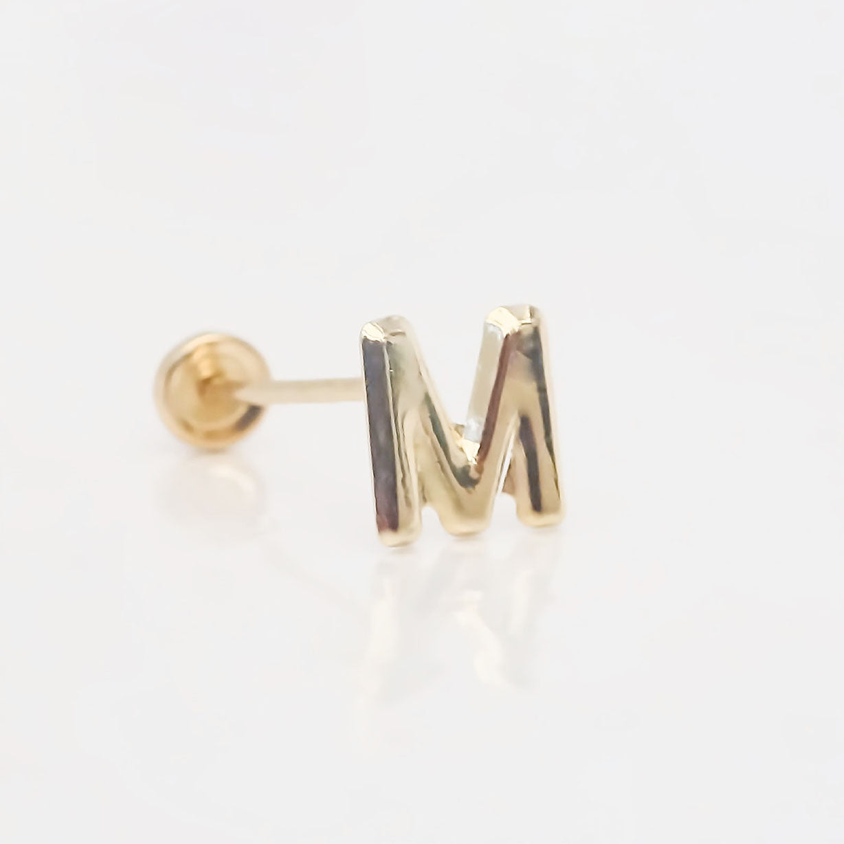 Amor Eterno - Broqueles Una Inicial Letra / Aretes / Oro 10k / M