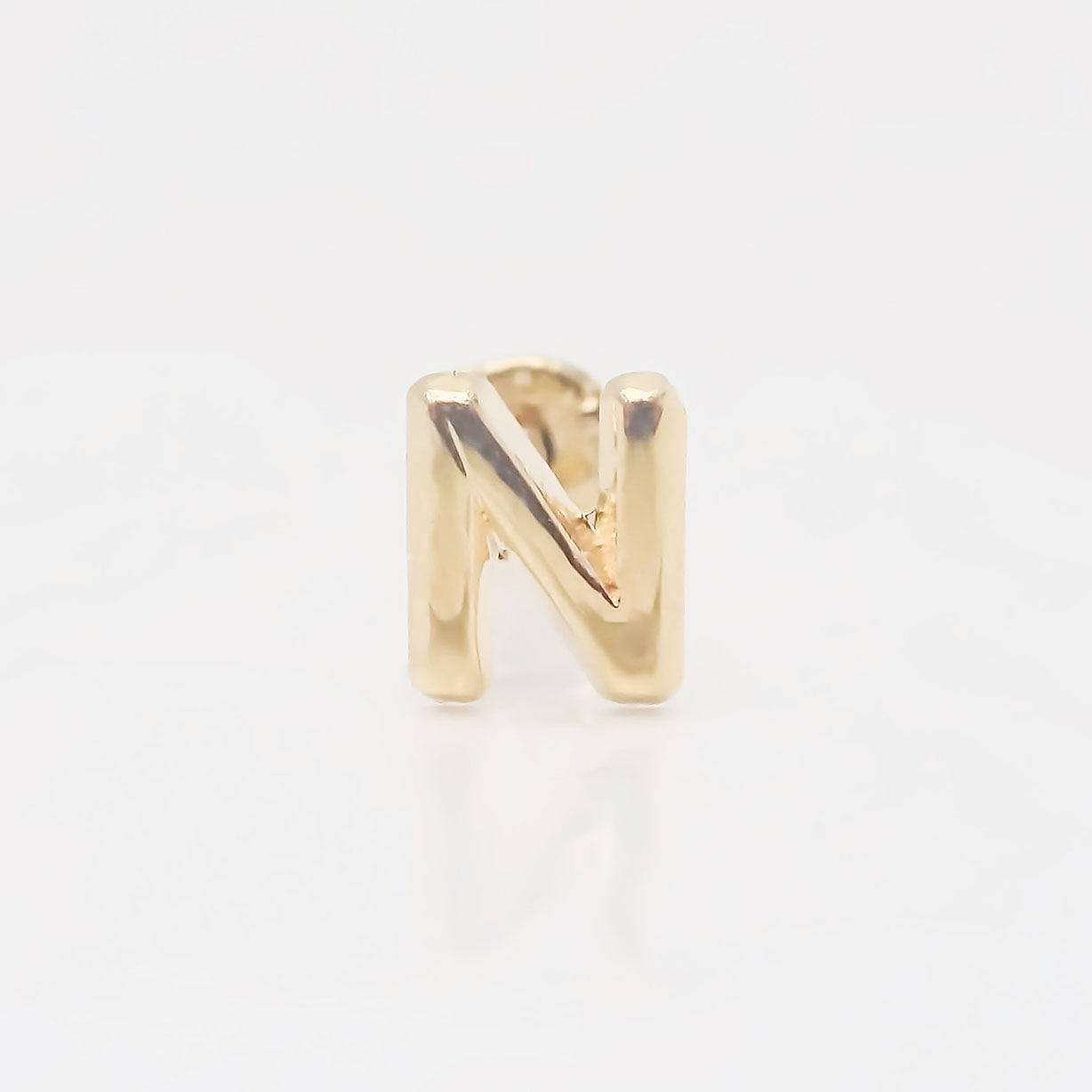 Amor Eterno - Broqueles Una Inicial Letra / Aretes / Oro 10k / N