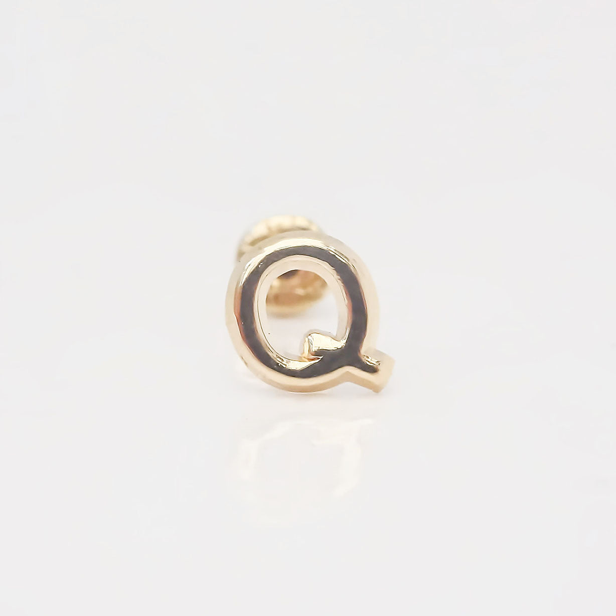 Amor Eterno - Broqueles Una Inicial Letra / Aretes / Oro 10k / Q