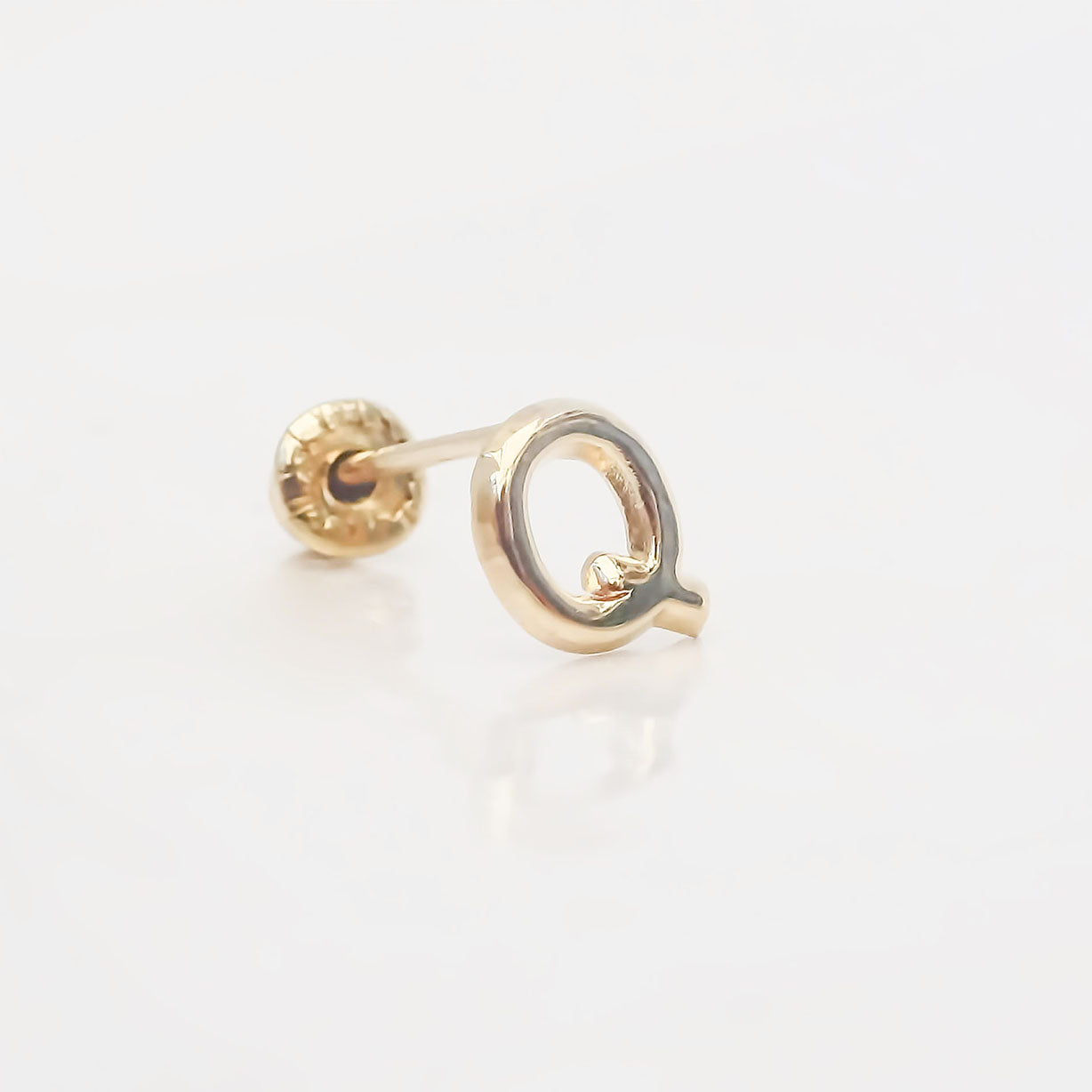 Amor Eterno - Broqueles Una Inicial Letra / Aretes / Oro 10k / Q