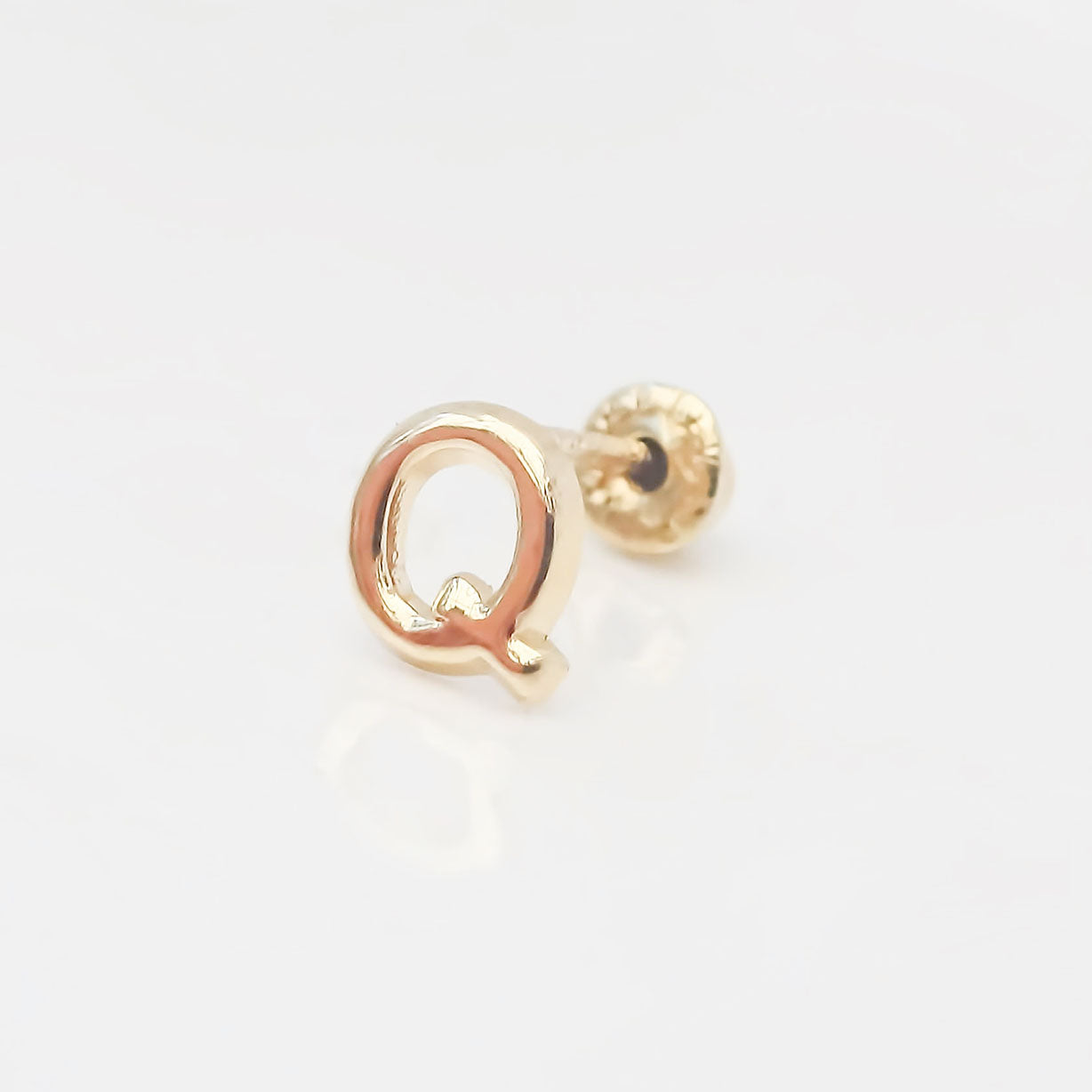 Amor Eterno - Broqueles Una Inicial Letra / Aretes / Oro 10k / Q