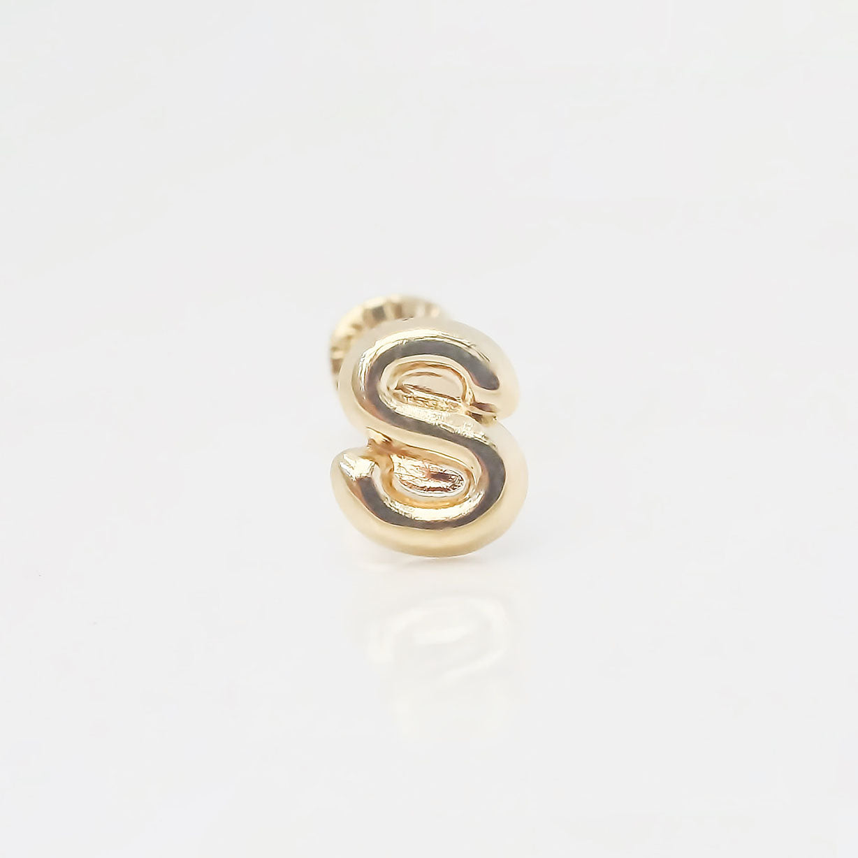 Amor Eterno - Broqueles Una Inicial Letra / Aretes / Oro 10k / S