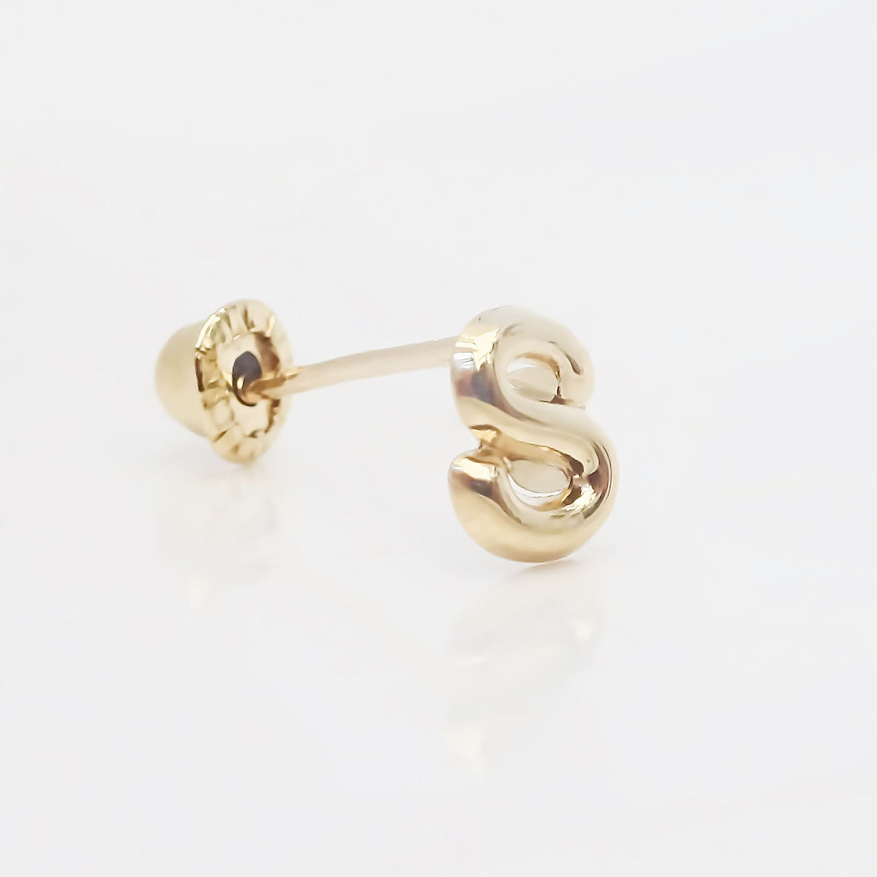 Amor Eterno - Broqueles Una Inicial Letra / Aretes / Oro 10k / S