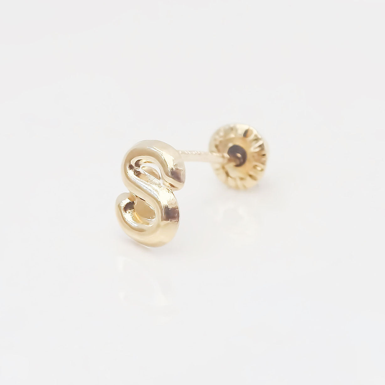 Amor Eterno - Broqueles Una Inicial Letra / Aretes / Oro 10k / S