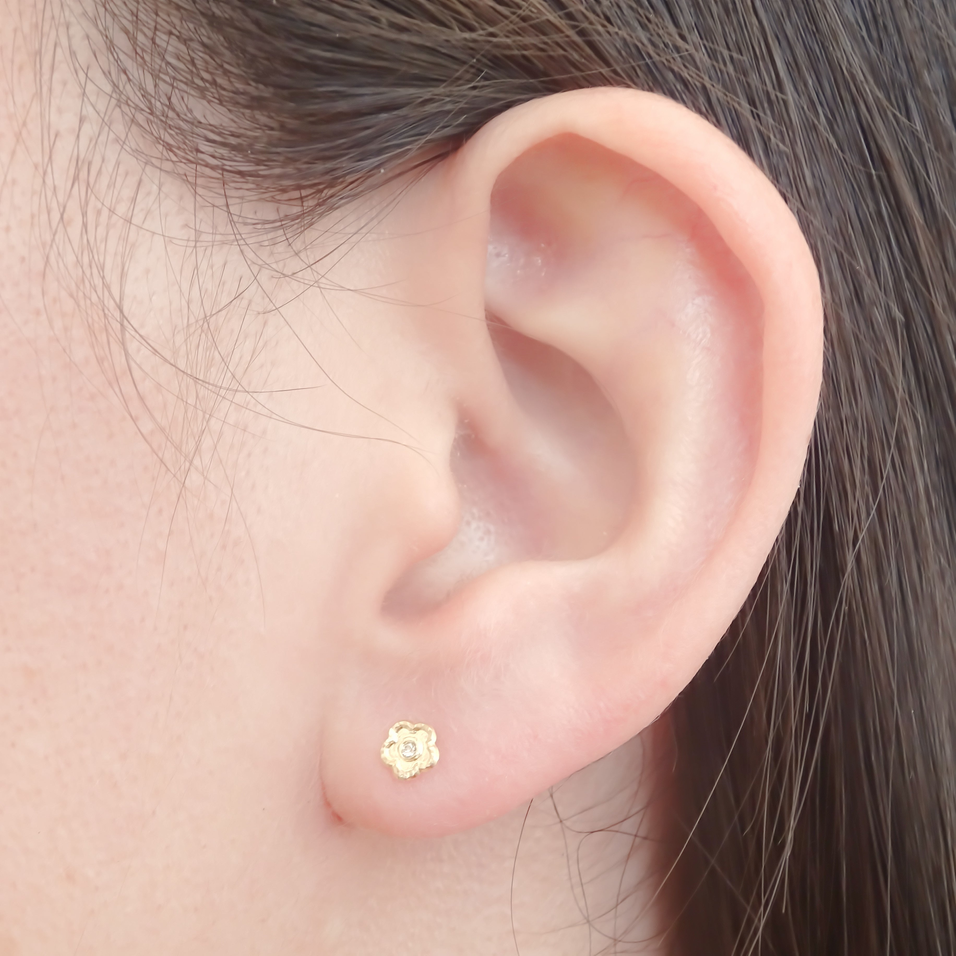 Amor Eterno - Broqueles Margarita Facetada / Aretes Oro 10k