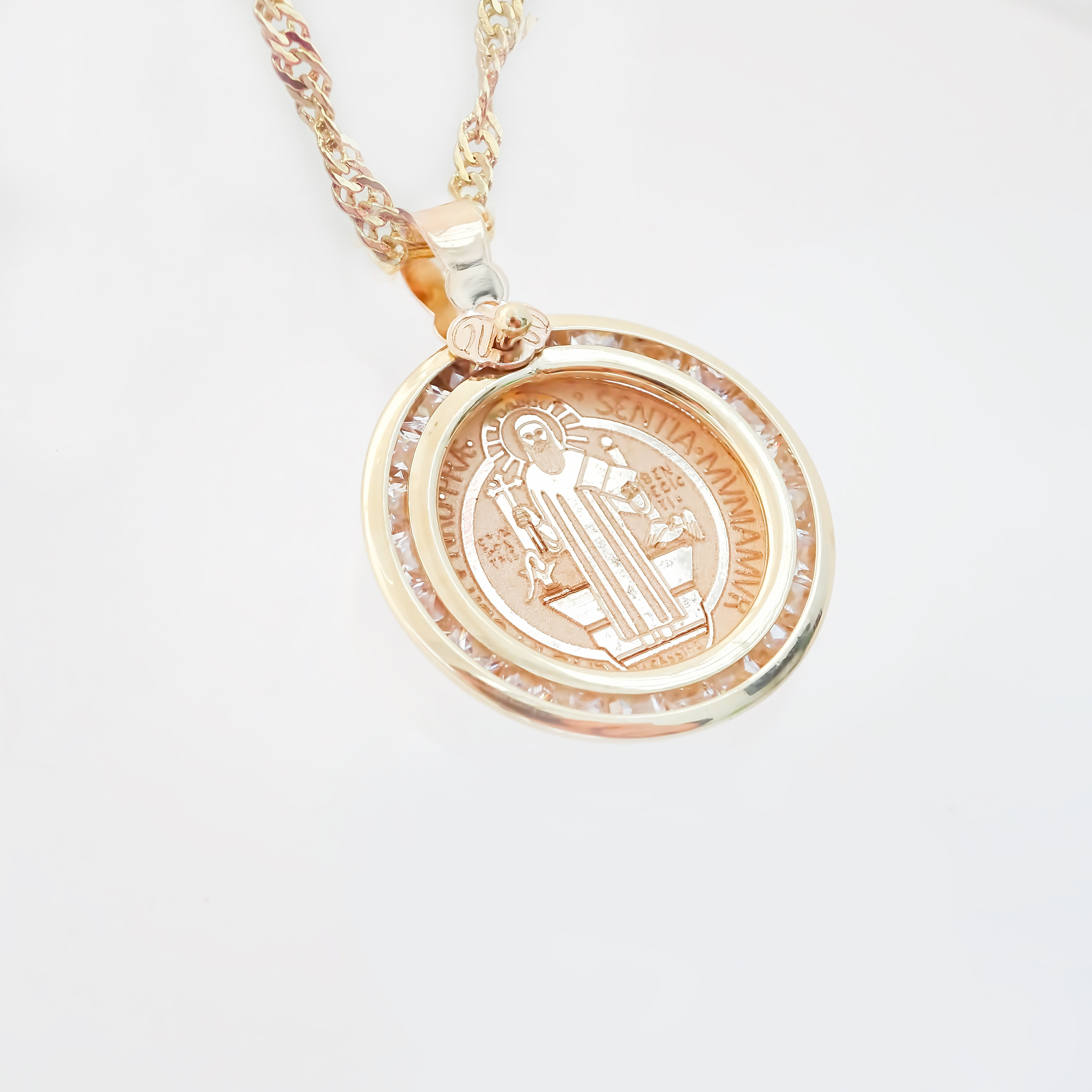 Amor Eterno - Dije Medalla San Benito Oro 10k +Cadena de Regalo