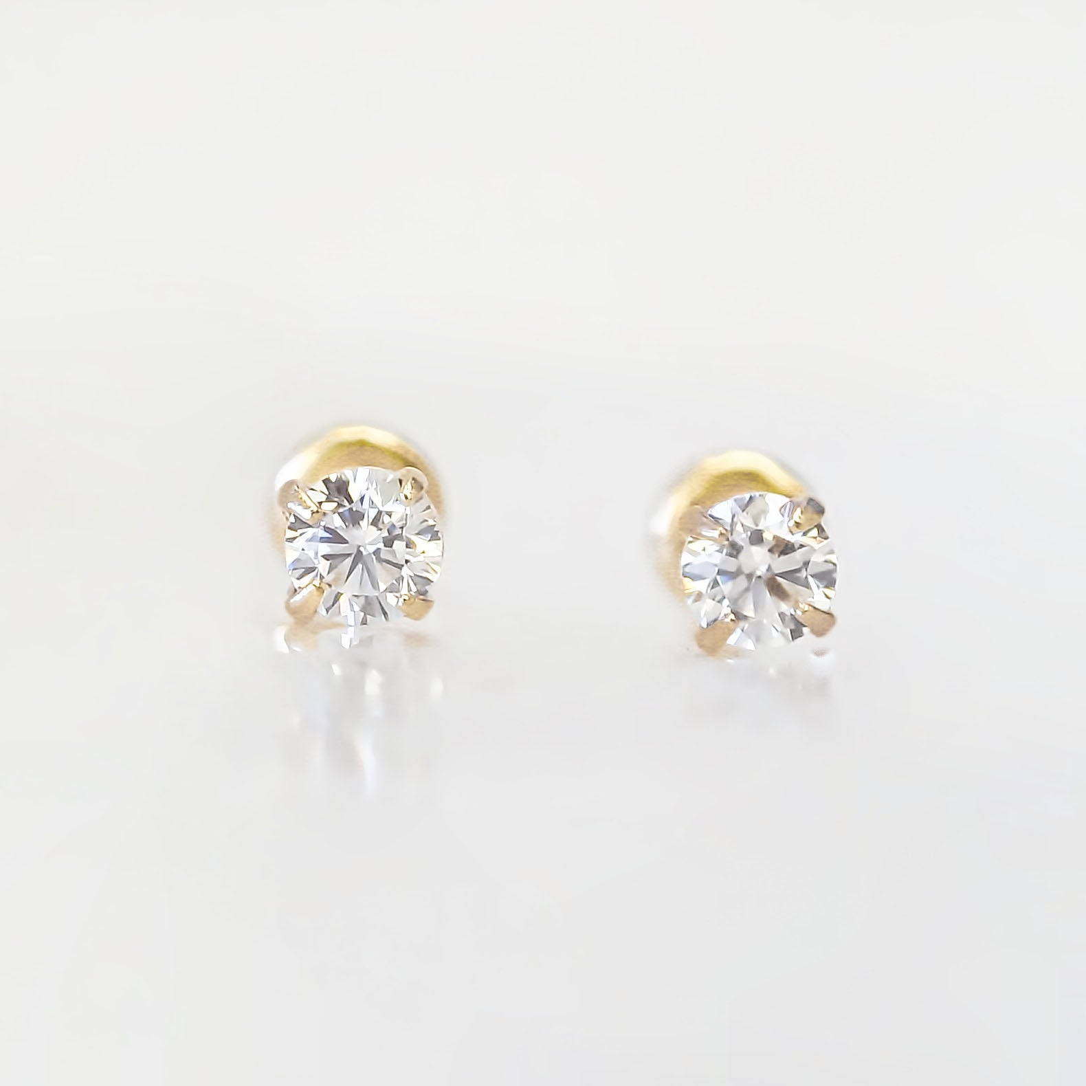 Amor Eterno - Broqueles Diamante Natural 0.06cts Oro 14k / Amarillo
