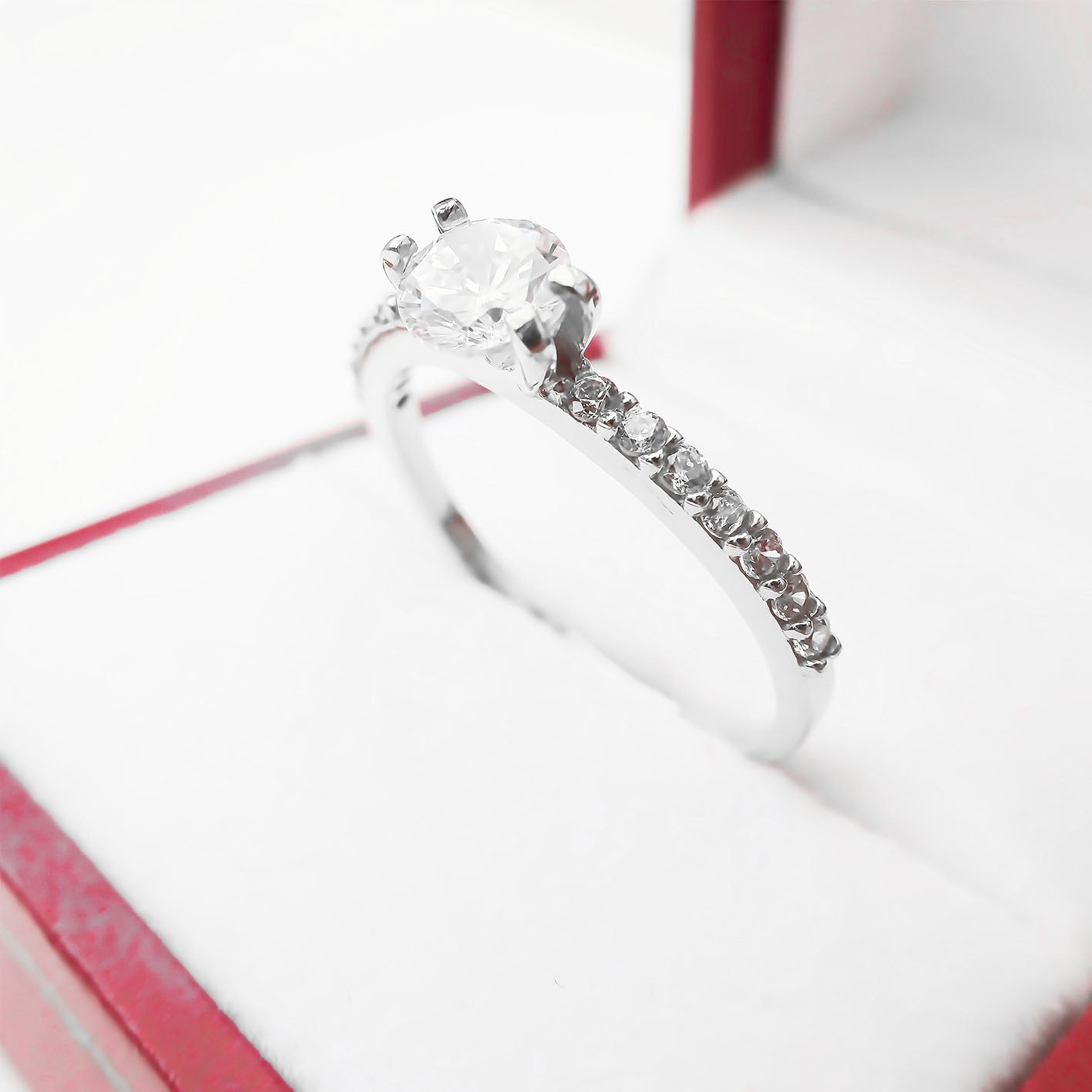 Amor Eterno - Anillo Solitario Romina / Oro Sólido 10k / Blanco