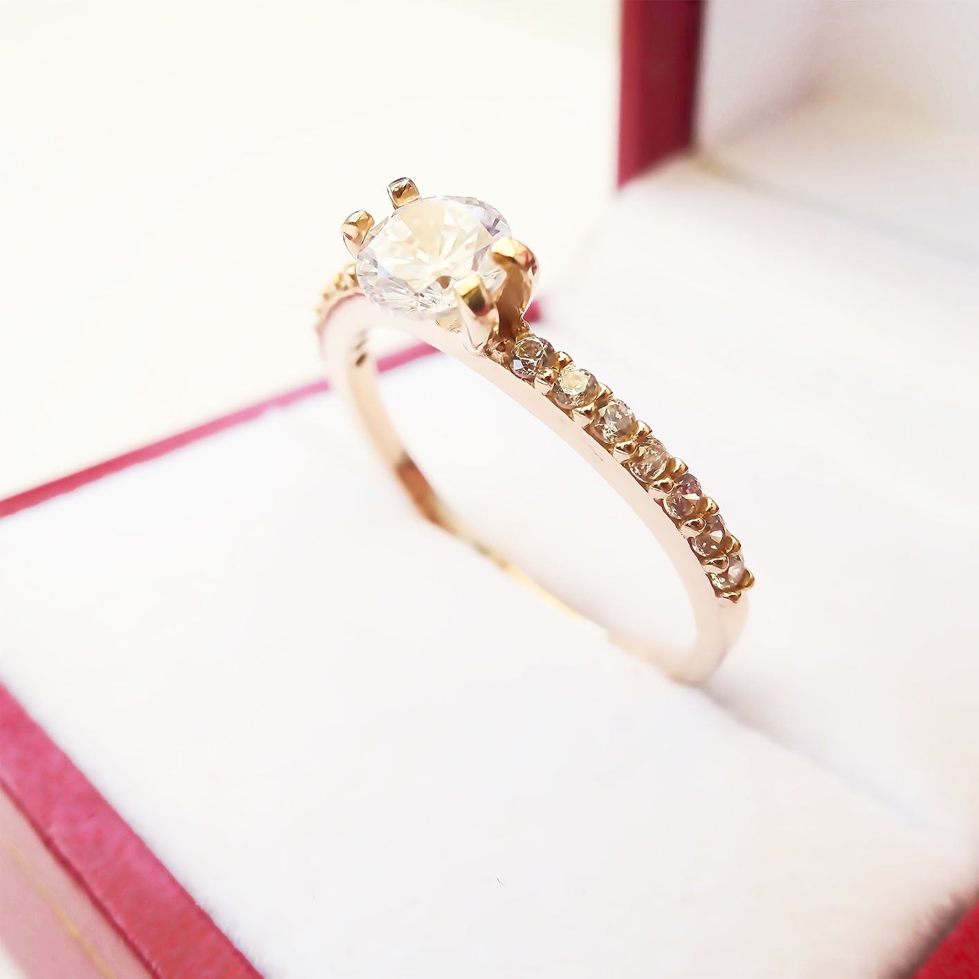 Amor Eterno - Anillo Solitario Romina / Oro Sólido 10k / Amarillo